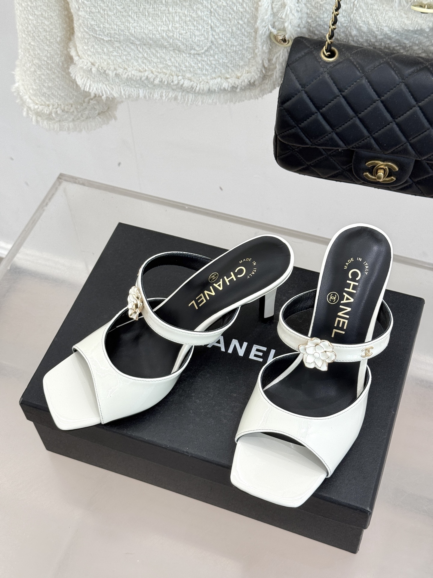 CHANE*｜小香26C双C山茶花方头鱼嘴粗跟高跟拖鞋当小香26C系列的匠心邂逅经典符号便成就了这双足以