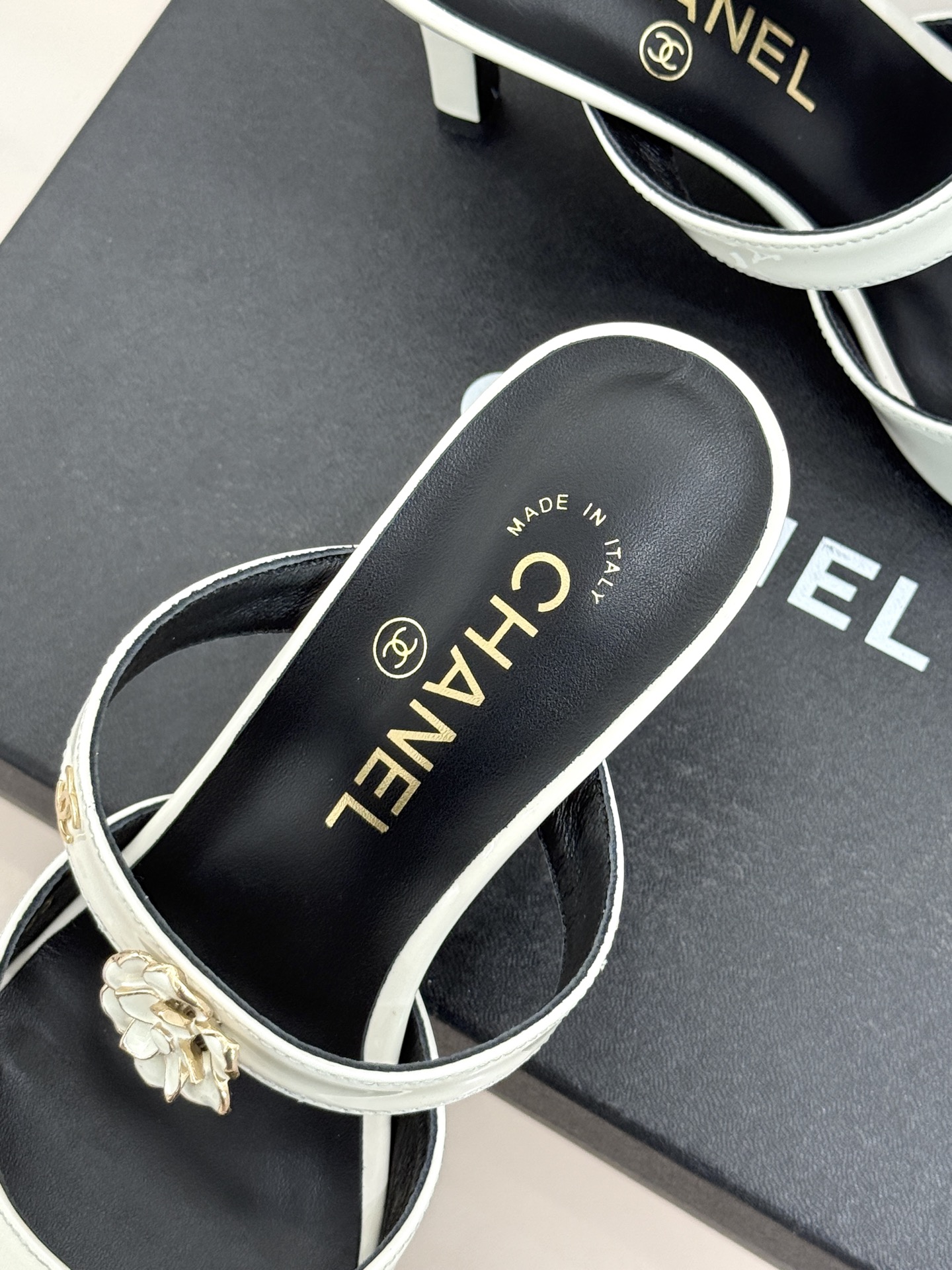 CHANE*｜小香26C双C山茶花方头鱼嘴粗跟高跟拖鞋当小香26C系列的匠心邂逅经典符号便成就了这双足以