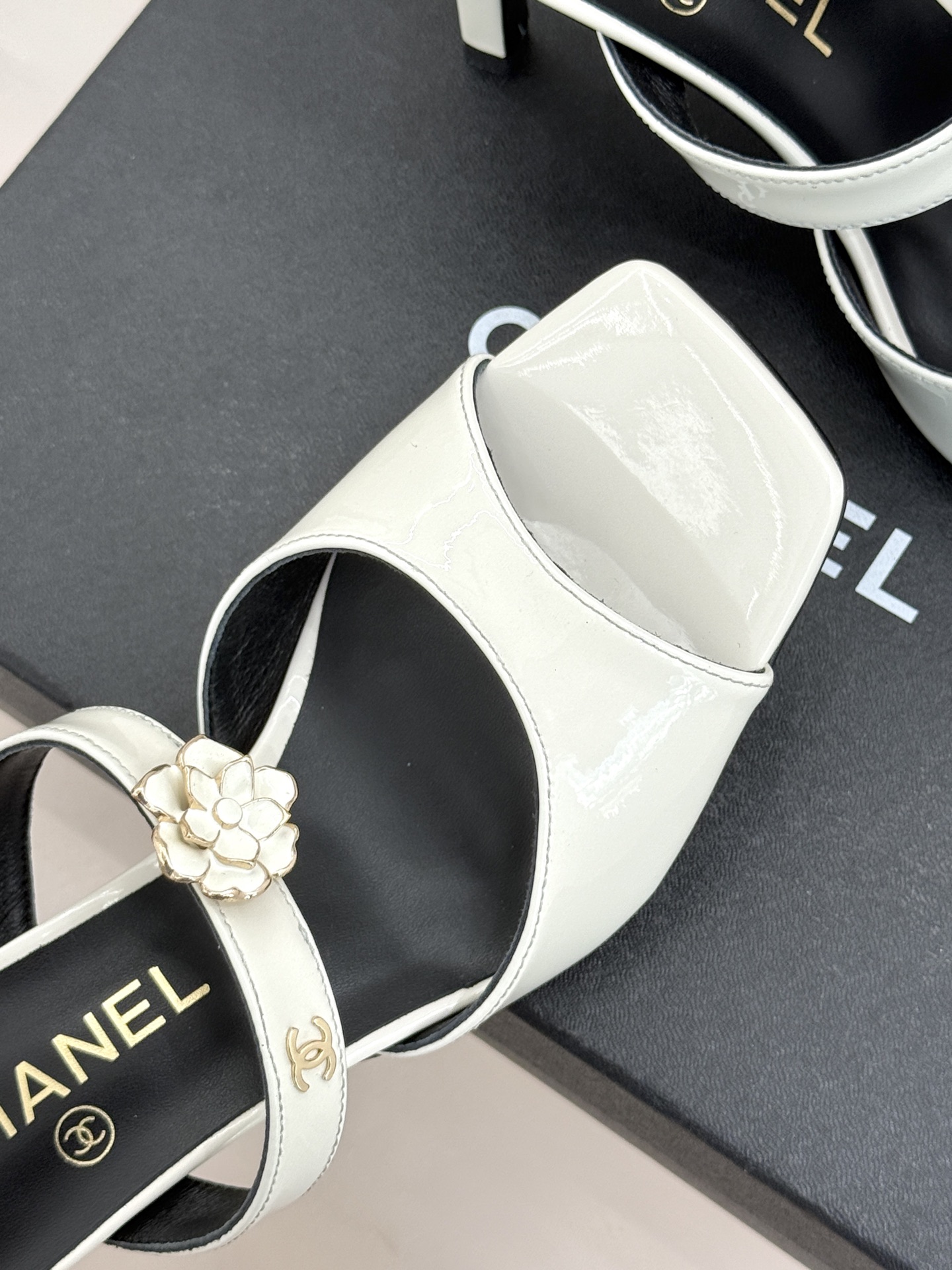 CHANE*｜小香26C双C山茶花方头鱼嘴粗跟高跟拖鞋当小香26C系列的匠心邂逅经典符号便成就了这双足以