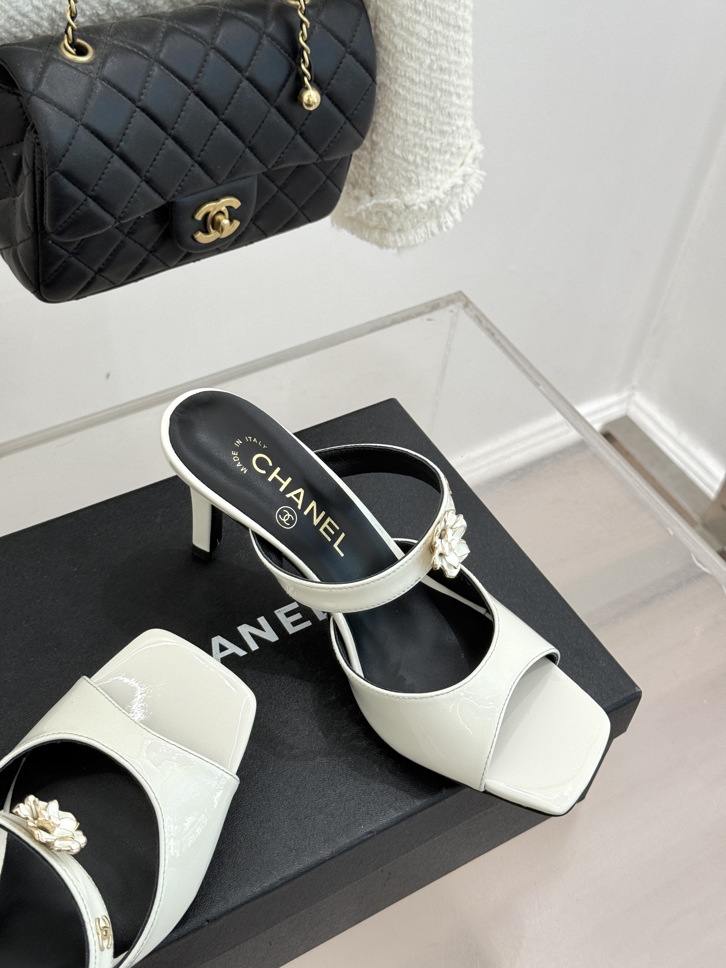 CHANE*｜小香26C双C山茶花方头鱼嘴粗跟高跟拖鞋当小香26C系列的匠心邂逅经典符号便成就了这双足以