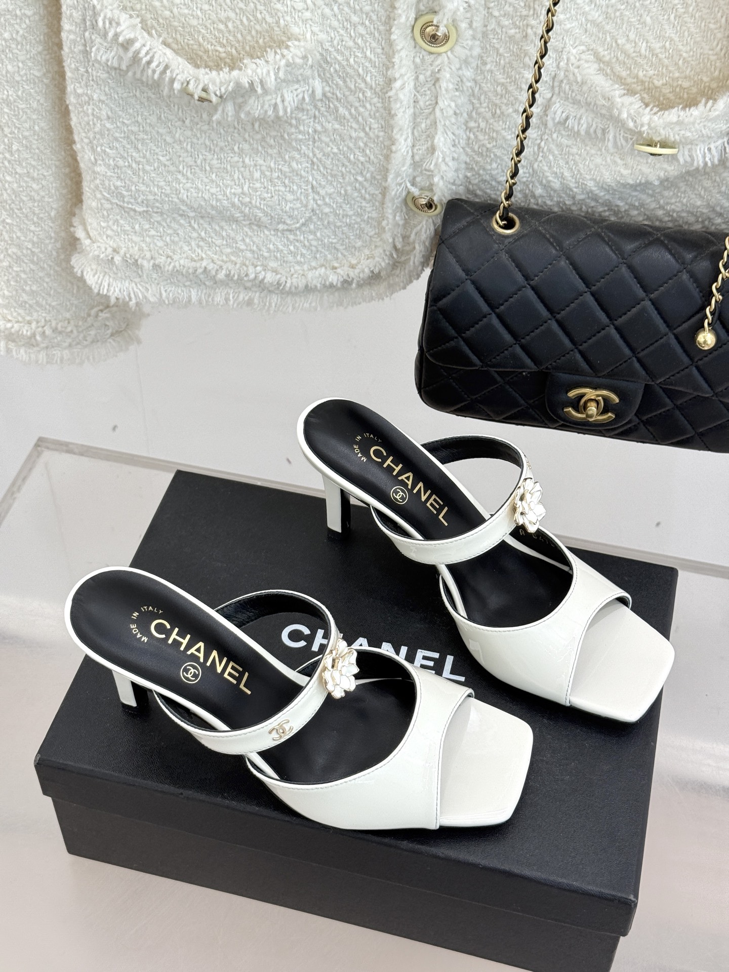 CHANE*｜小香26C双C山茶花方头鱼嘴粗跟高跟拖鞋当小香26C系列的匠心邂逅经典符号便成就了这双足以