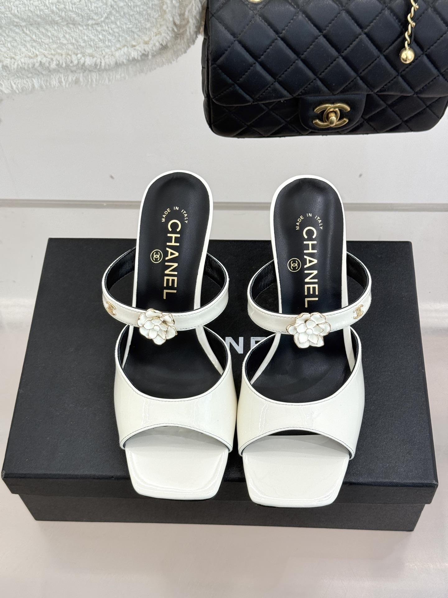 CHANE*｜小香26C双C山茶花方头鱼嘴粗跟高跟拖鞋当小香26C系列的匠心邂逅经典符号便成就了这双足以