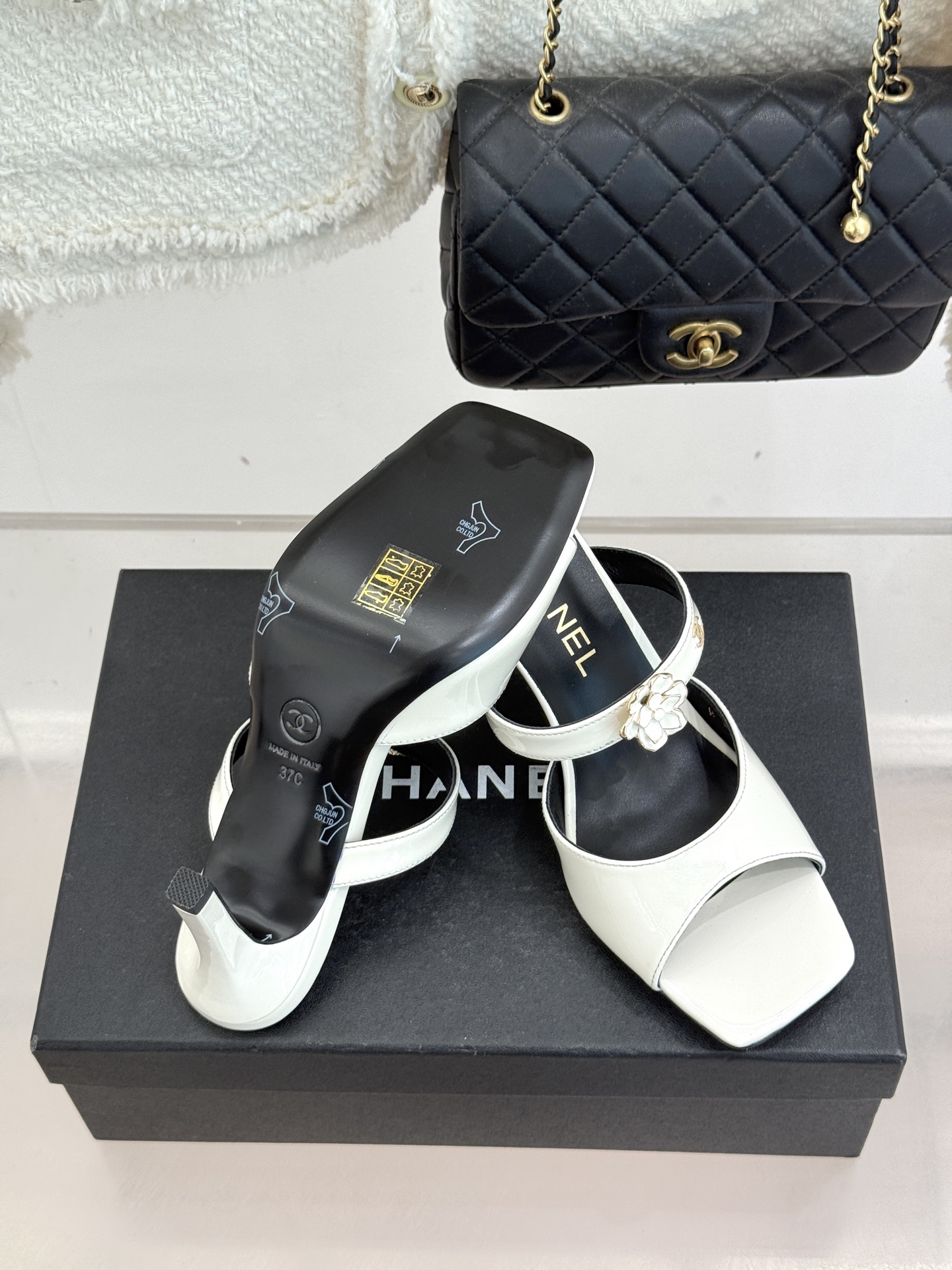 CHANE*｜小香26C双C山茶花方头鱼嘴粗跟高跟拖鞋当小香26C系列的匠心邂逅经典符号便成就了这双足以