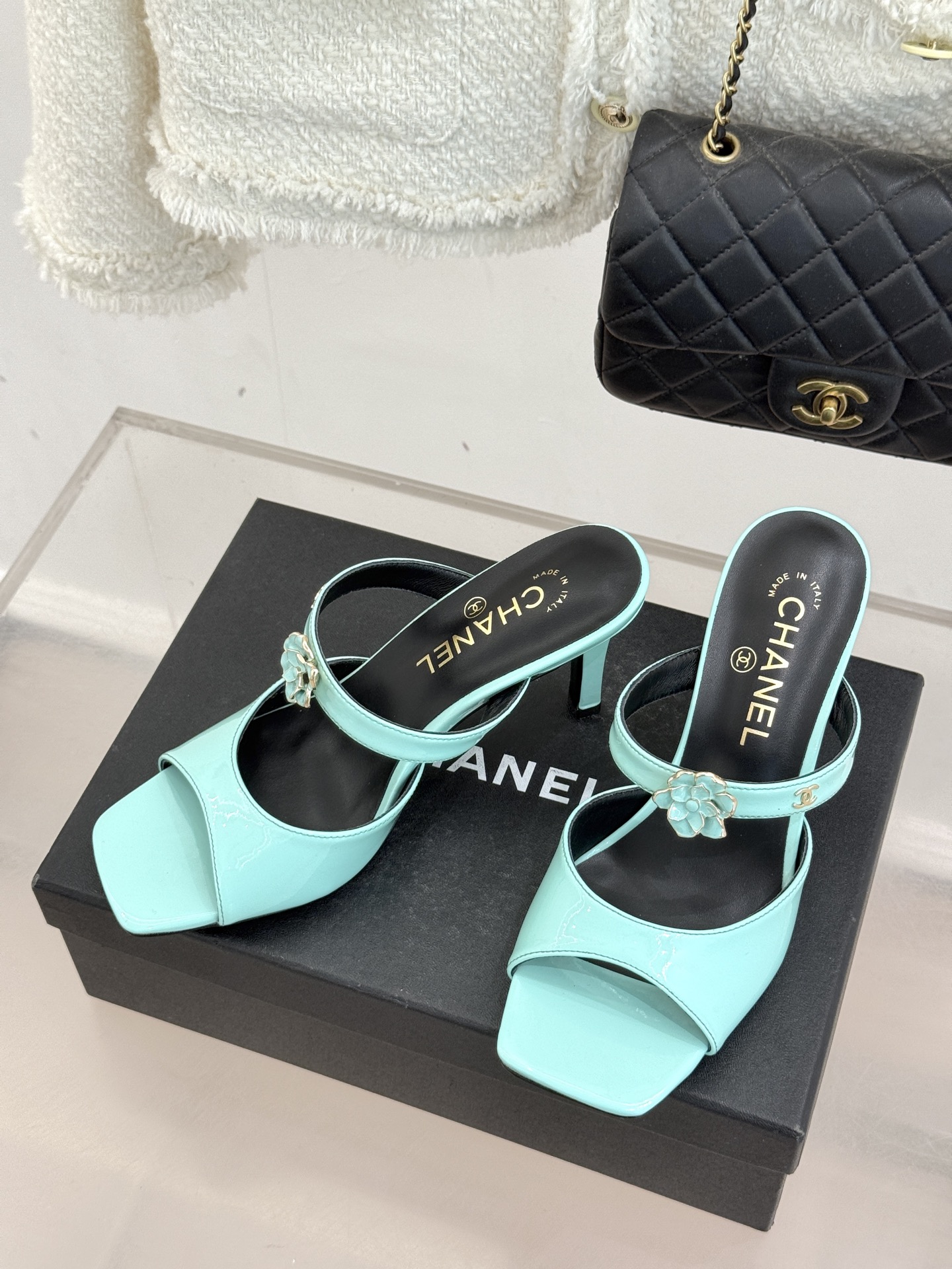 CHANE*｜小香26C双C山茶花方头鱼嘴粗跟高跟拖鞋当小香26C系列的匠心邂逅经典符号便成就了这双足以