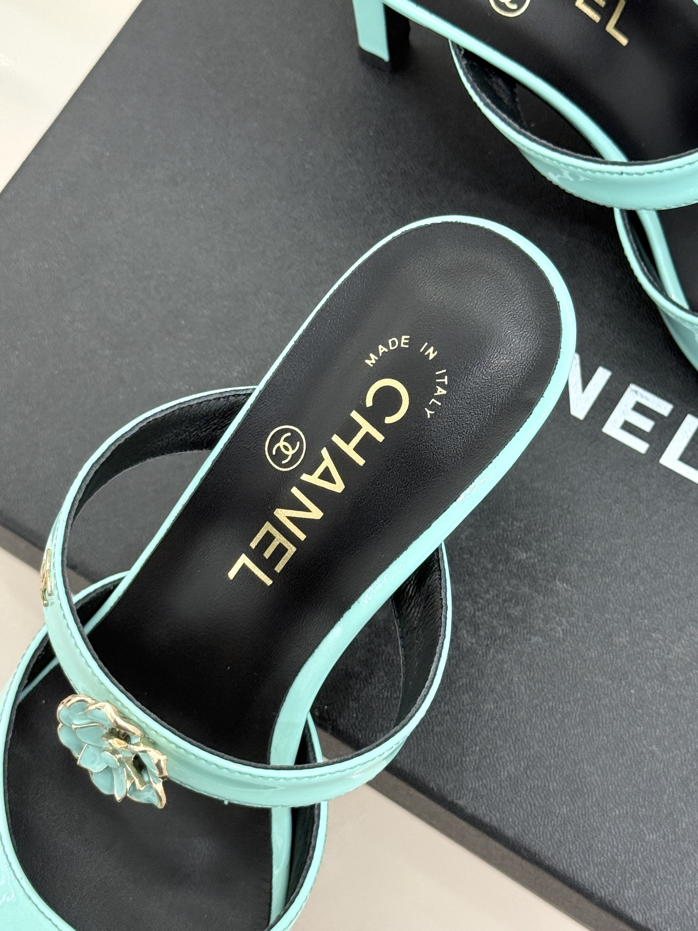 CHANE*｜小香26C双C山茶花方头鱼嘴粗跟高跟拖鞋当小香26C系列的匠心邂逅经典符号便成就了这双足以