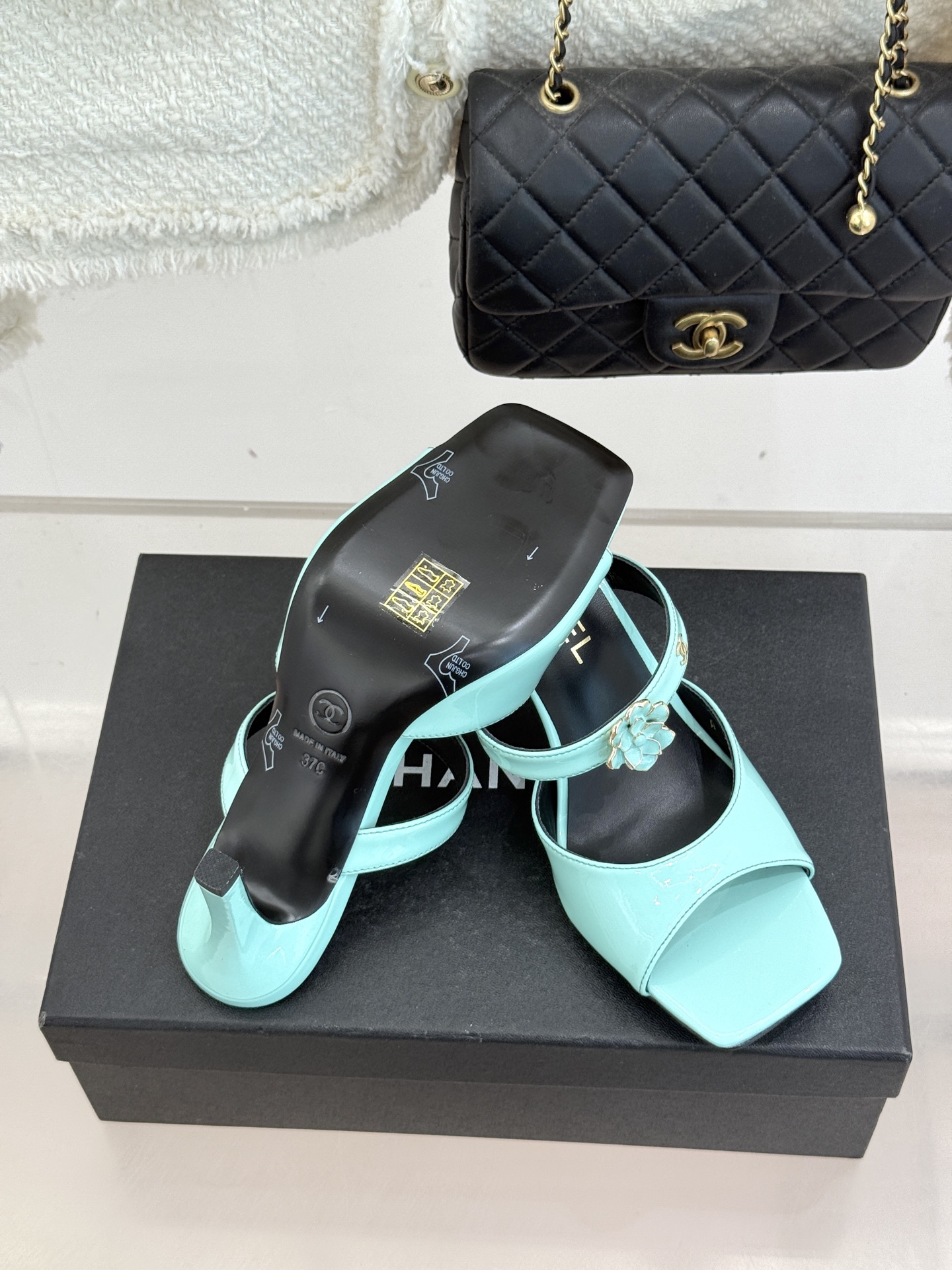 CHANE*｜小香26C双C山茶花方头鱼嘴粗跟高跟拖鞋当小香26C系列的匠心邂逅经典符号便成就了这双足以