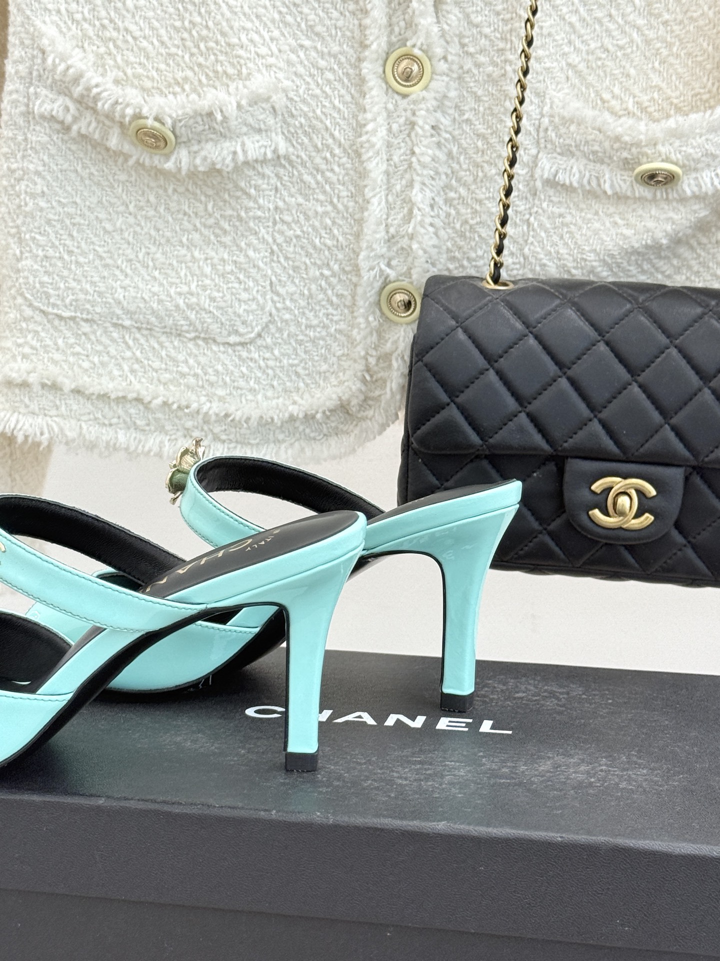 CHANE*｜小香26C双C山茶花方头鱼嘴粗跟高跟拖鞋当小香26C系列的匠心邂逅经典符号便成就了这双足以