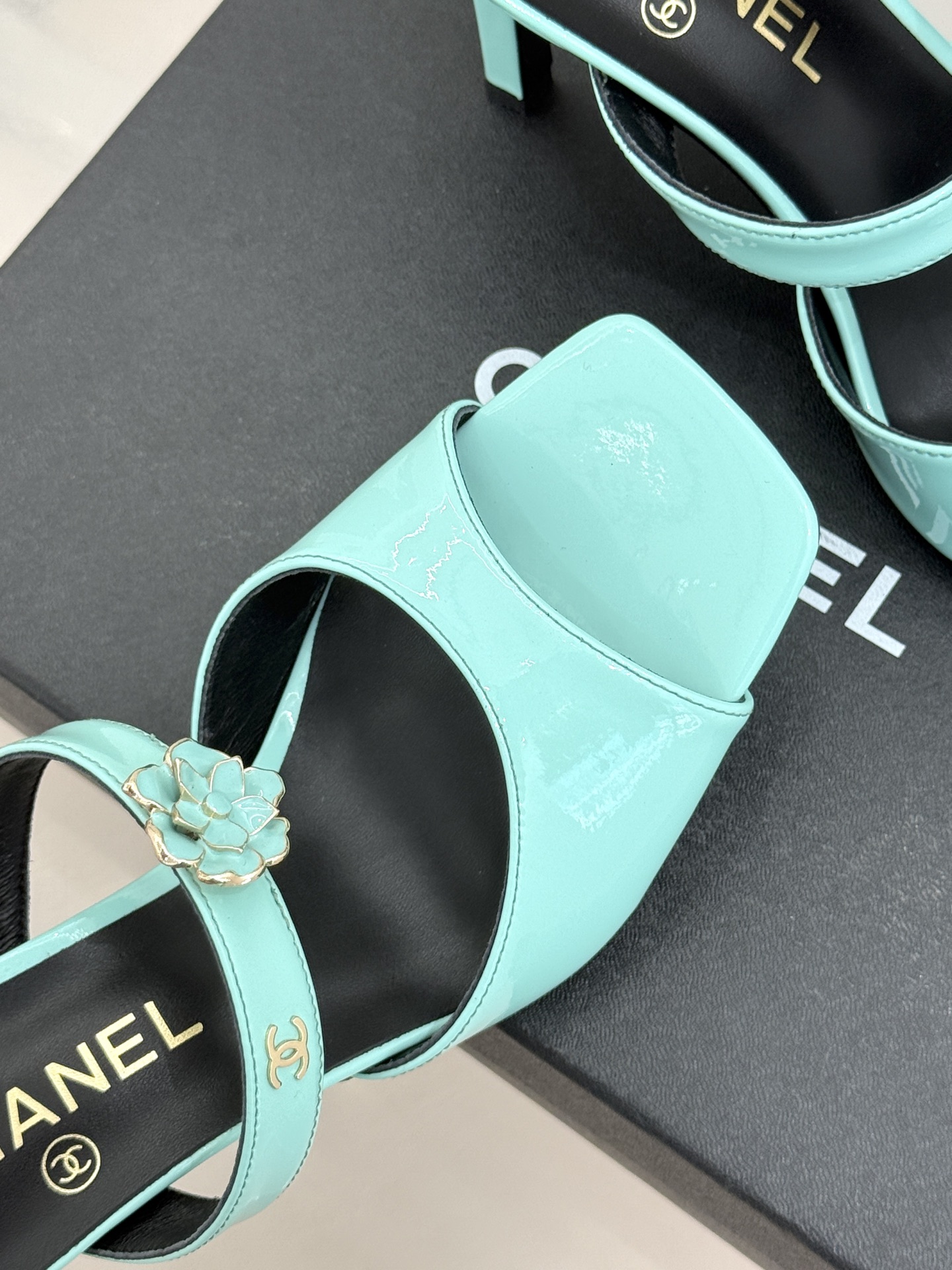 CHANE*｜小香26C双C山茶花方头鱼嘴粗跟高跟拖鞋当小香26C系列的匠心邂逅经典符号便成就了这双足以