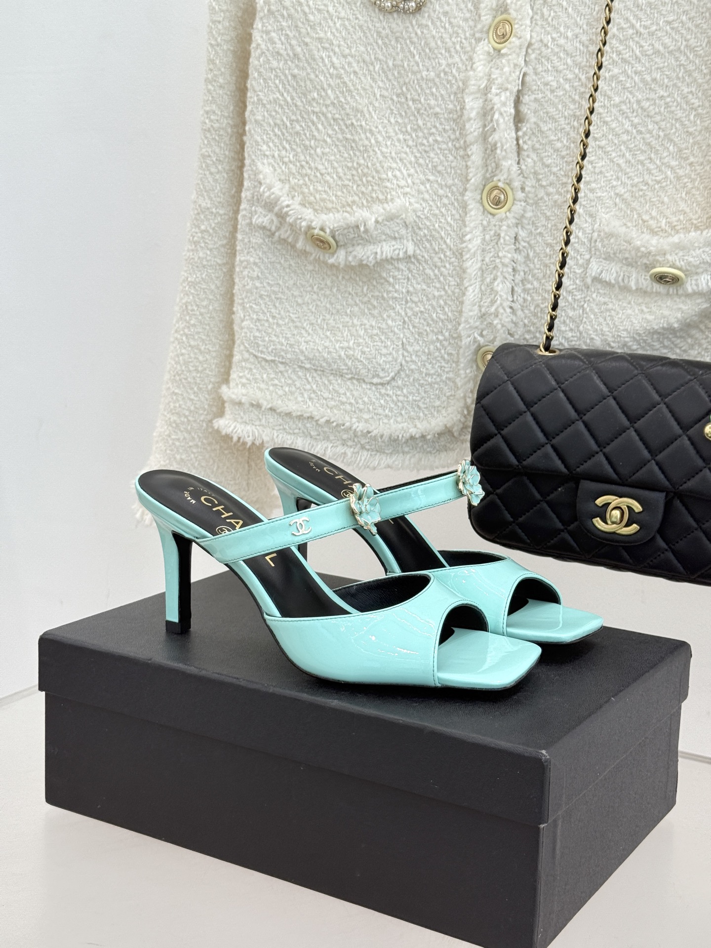 CHANE*｜小香26C双C山茶花方头鱼嘴粗跟高跟拖鞋当小香26C系列的匠心邂逅经典符号便成就了这双足以