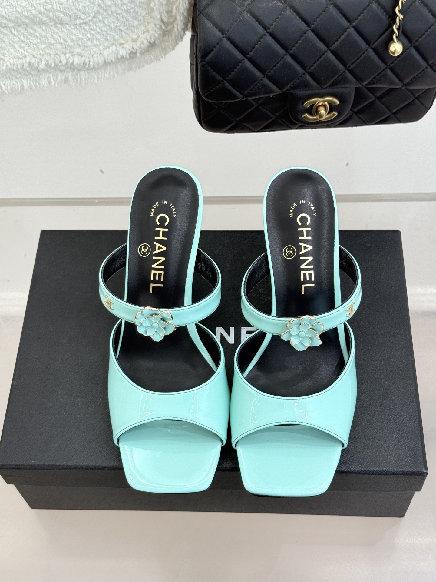 CHANE*｜小香26C双C山茶花方头鱼嘴粗跟高跟拖鞋当小香26C系列的匠心邂逅经典符号便成就了这双足以