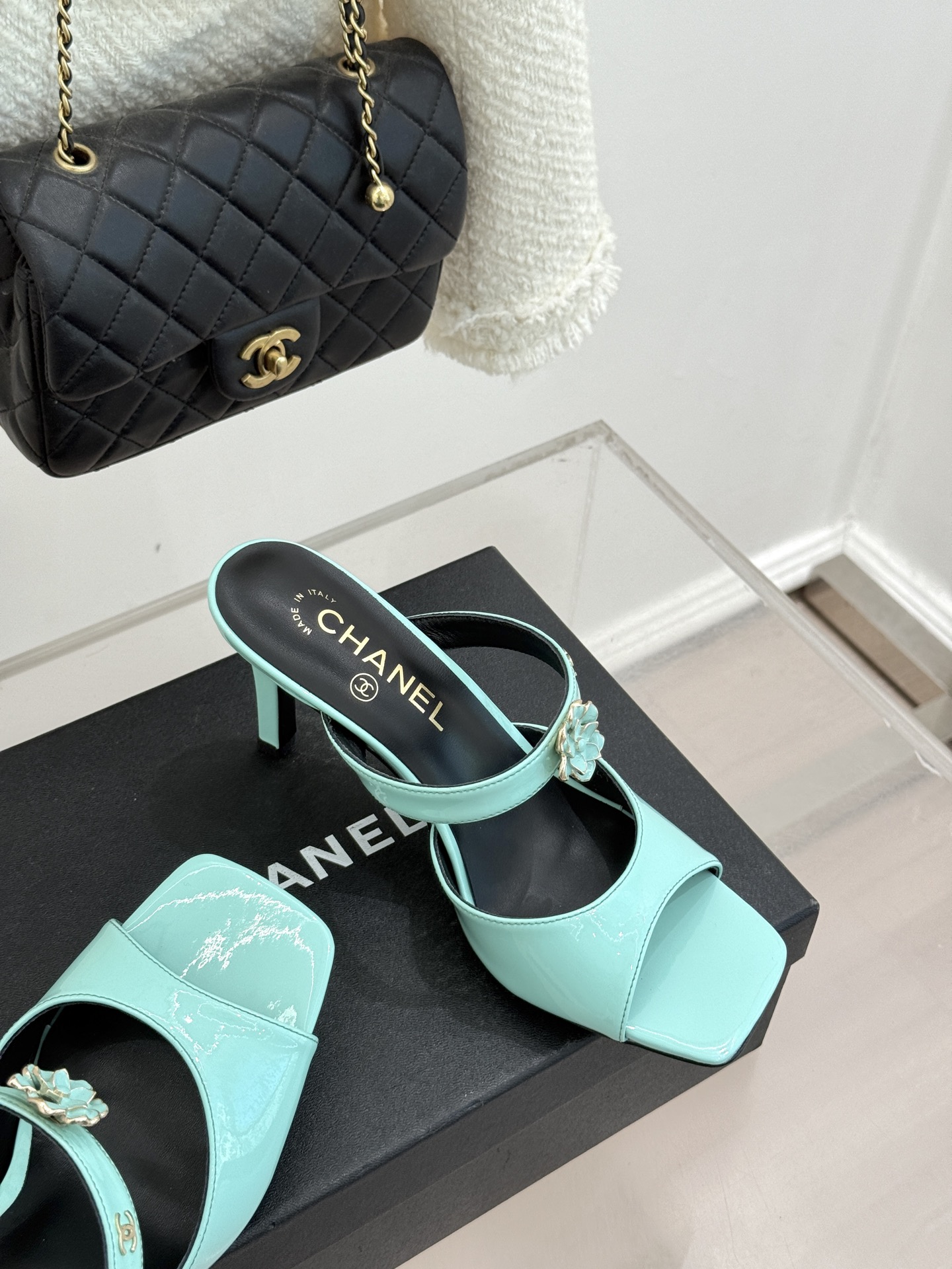 CHANE*｜小香26C双C山茶花方头鱼嘴粗跟高跟拖鞋当小香26C系列的匠心邂逅经典符号便成就了这双足以