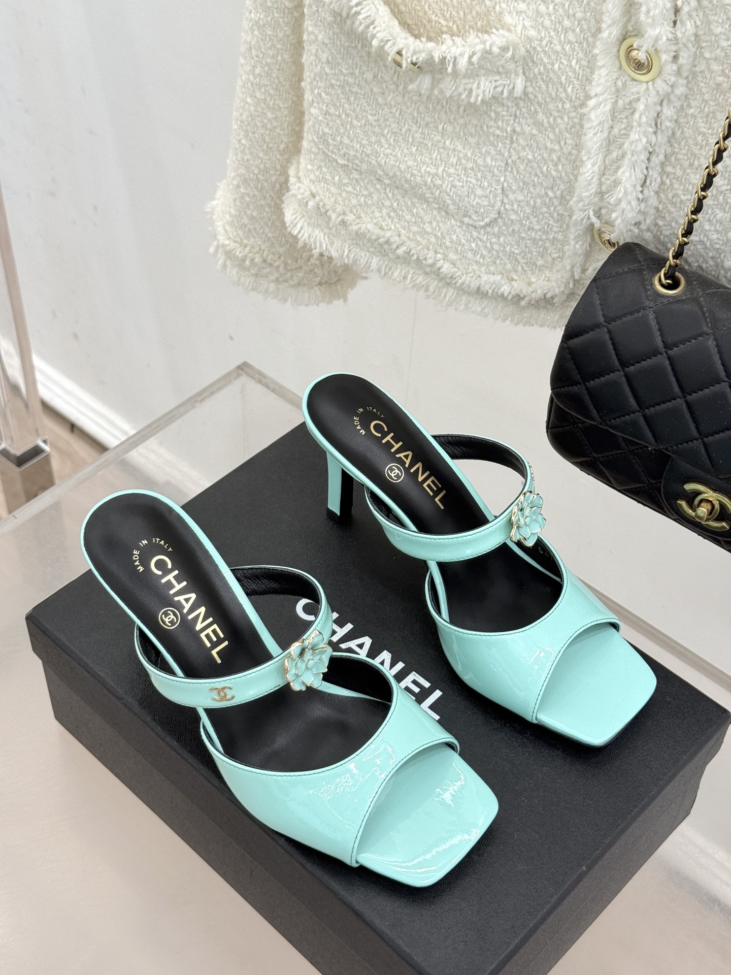 CHANE*｜小香26C双C山茶花方头鱼嘴粗跟高跟拖鞋当小香26C系列的匠心邂逅经典符号便成就了这双足以