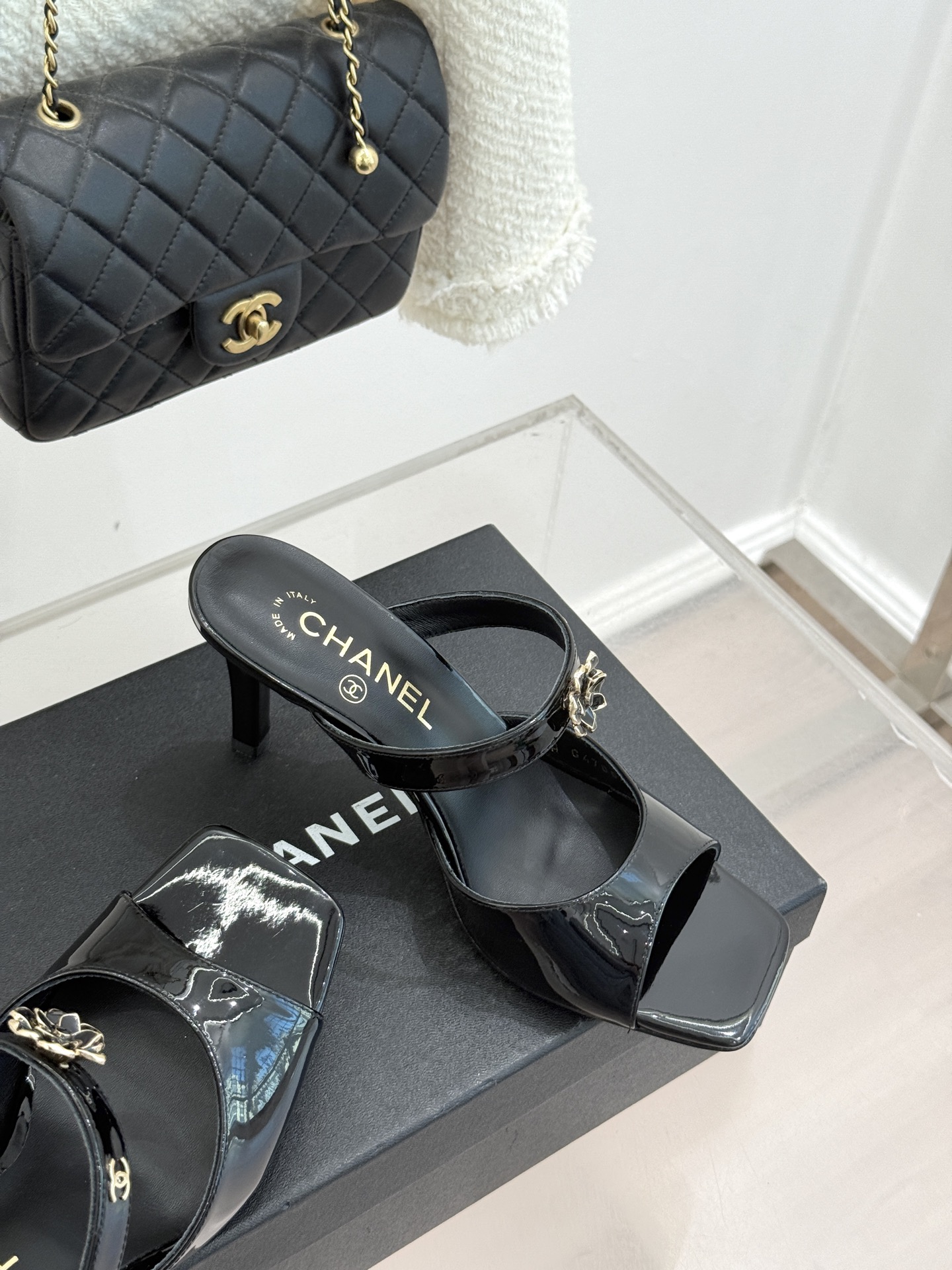 CHANE*｜小香26C双C山茶花方头鱼嘴粗跟高跟拖鞋当小香26C系列的匠心邂逅经典符号便成就了这双足以