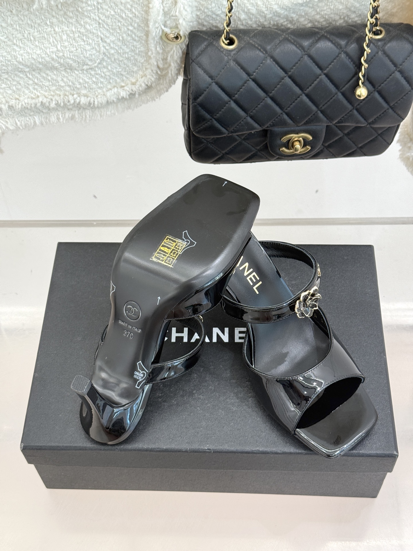 CHANE*｜小香26C双C山茶花方头鱼嘴粗跟高跟拖鞋当小香26C系列的匠心邂逅经典符号便成就了这双足以