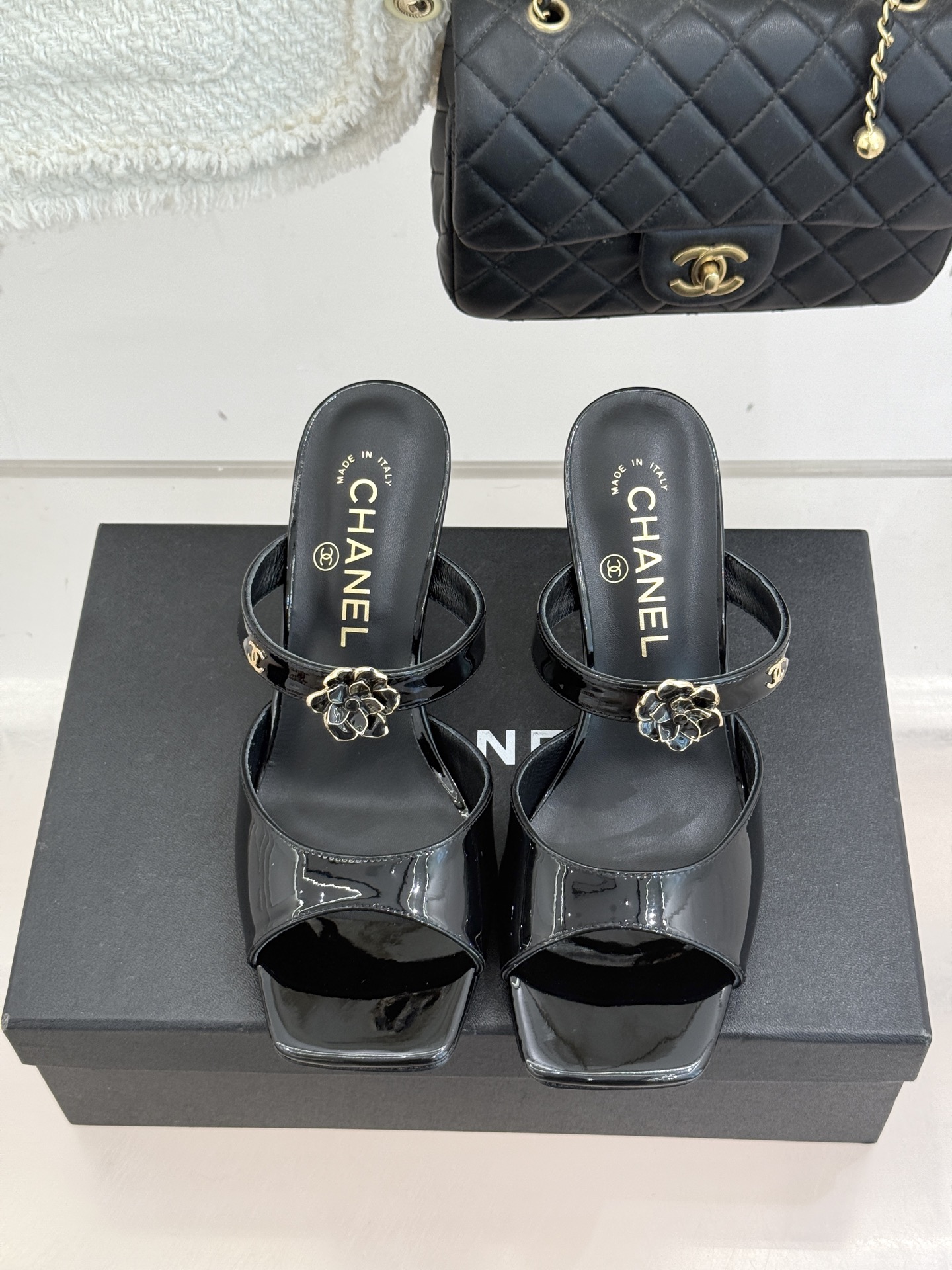 CHANE*｜小香26C双C山茶花方头鱼嘴粗跟高跟拖鞋当小香26C系列的匠心邂逅经典符号便成就了这双足以