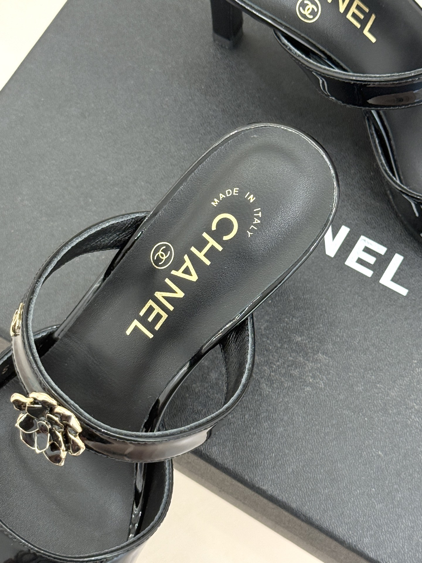 CHANE*｜小香26C双C山茶花方头鱼嘴粗跟高跟拖鞋当小香26C系列的匠心邂逅经典符号便成就了这双足以