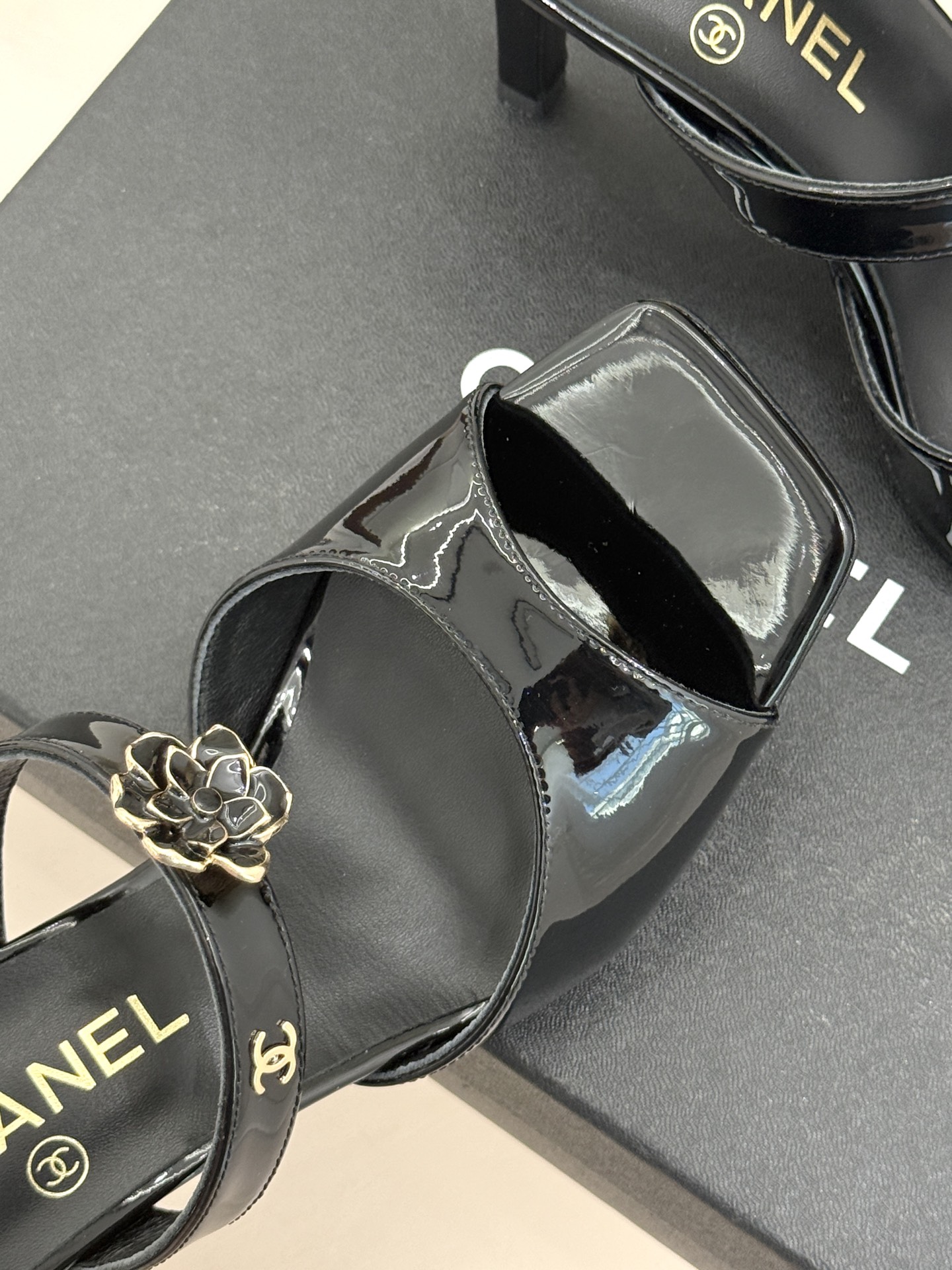 CHANE*｜小香26C双C山茶花方头鱼嘴粗跟高跟拖鞋当小香26C系列的匠心邂逅经典符号便成就了这双足以