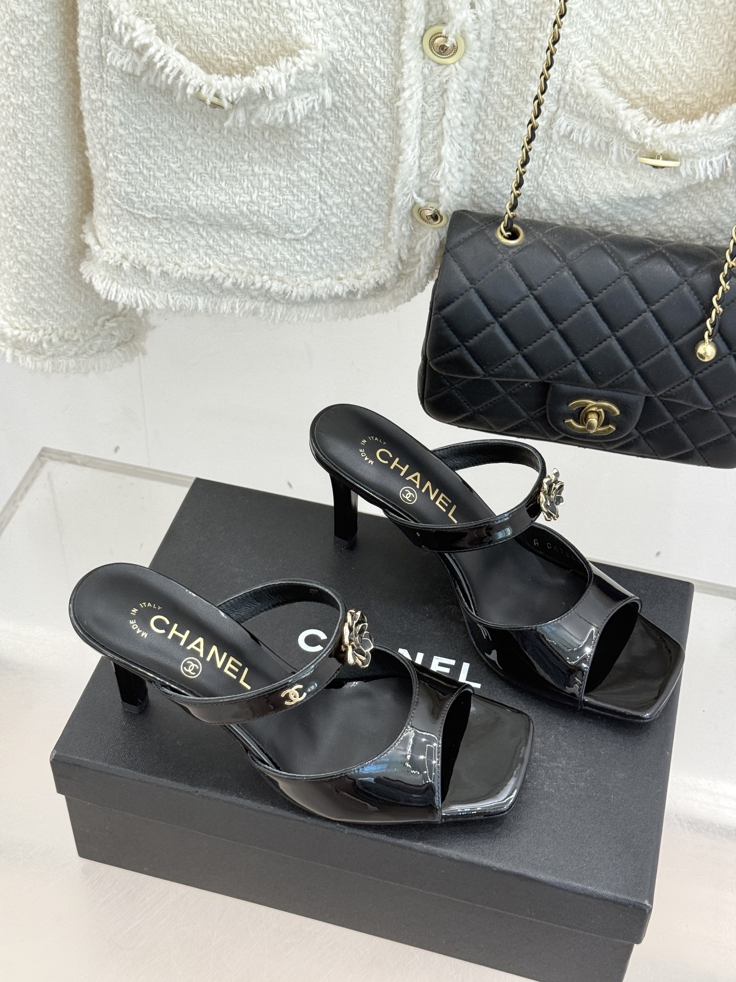 CHANE*｜小香26C双C山茶花方头鱼嘴粗跟高跟拖鞋当小香26C系列的匠心邂逅经典符号便成就了这双足以