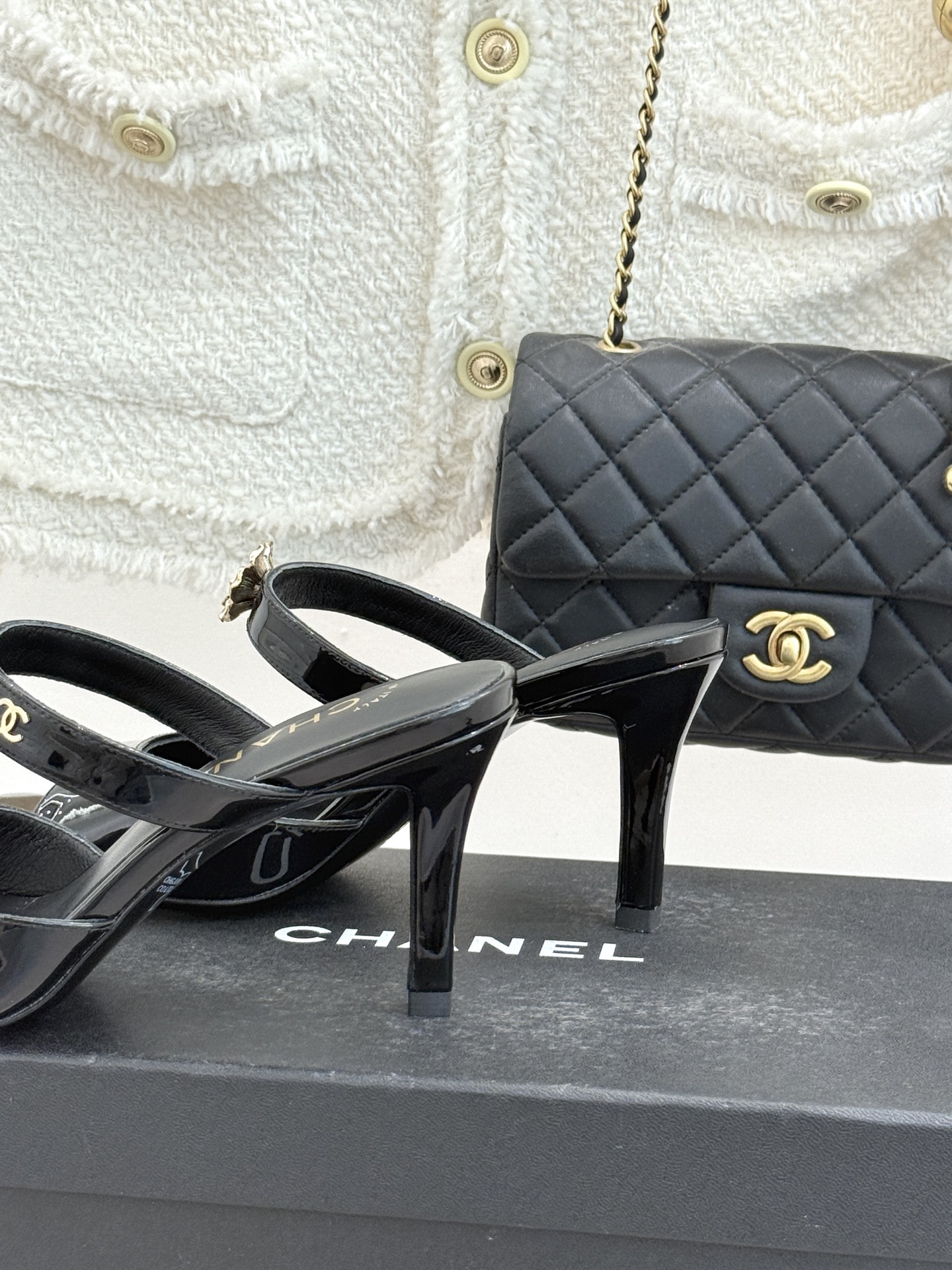 CHANE*｜小香26C双C山茶花方头鱼嘴粗跟高跟拖鞋当小香26C系列的匠心邂逅经典符号便成就了这双足以