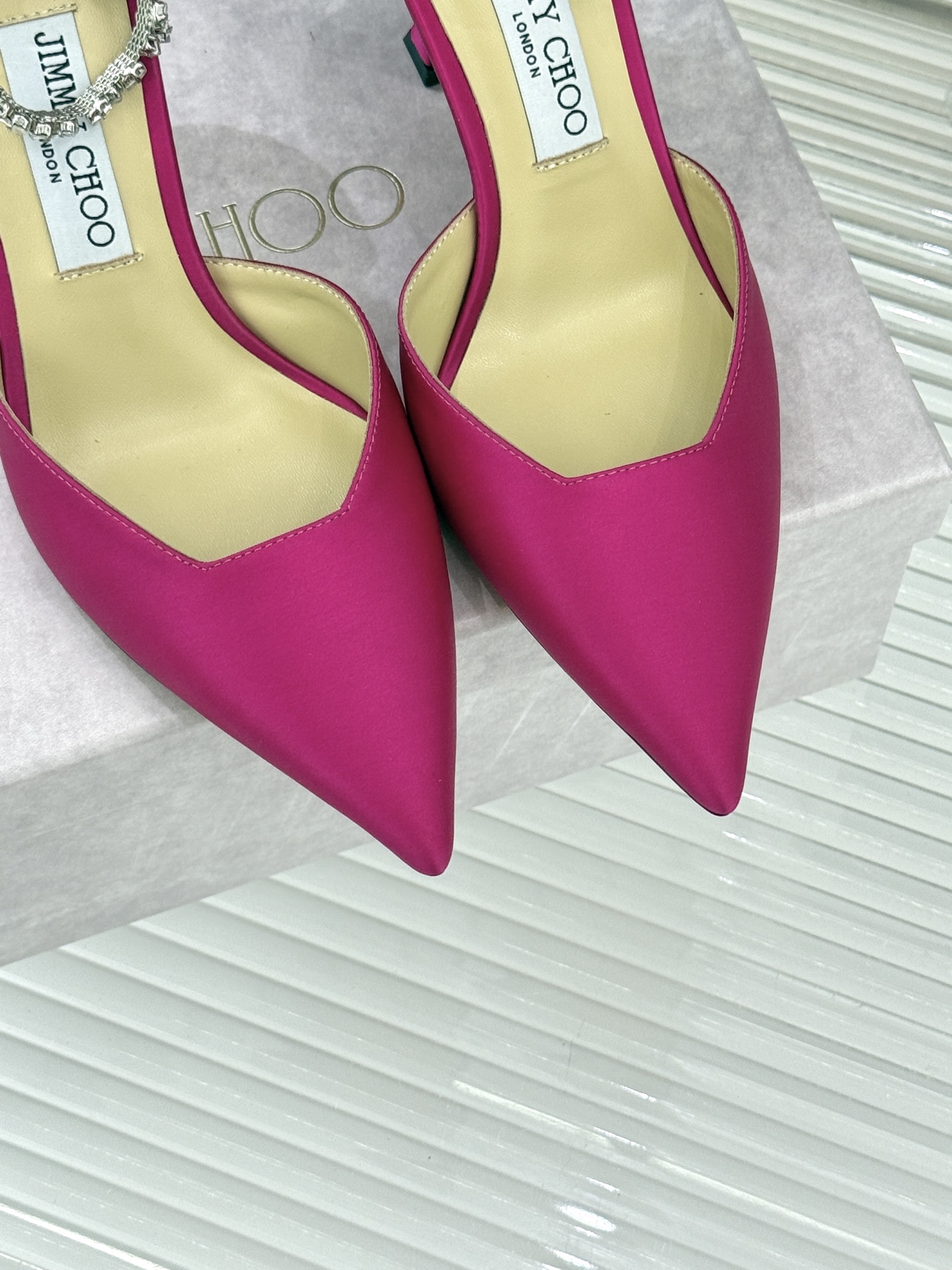 Jimmy Choo/吉米周经典水钻链条尖头真丝中空高跟凉鞋超绝的水钻链条 美到移不开视线水钻链条设计 