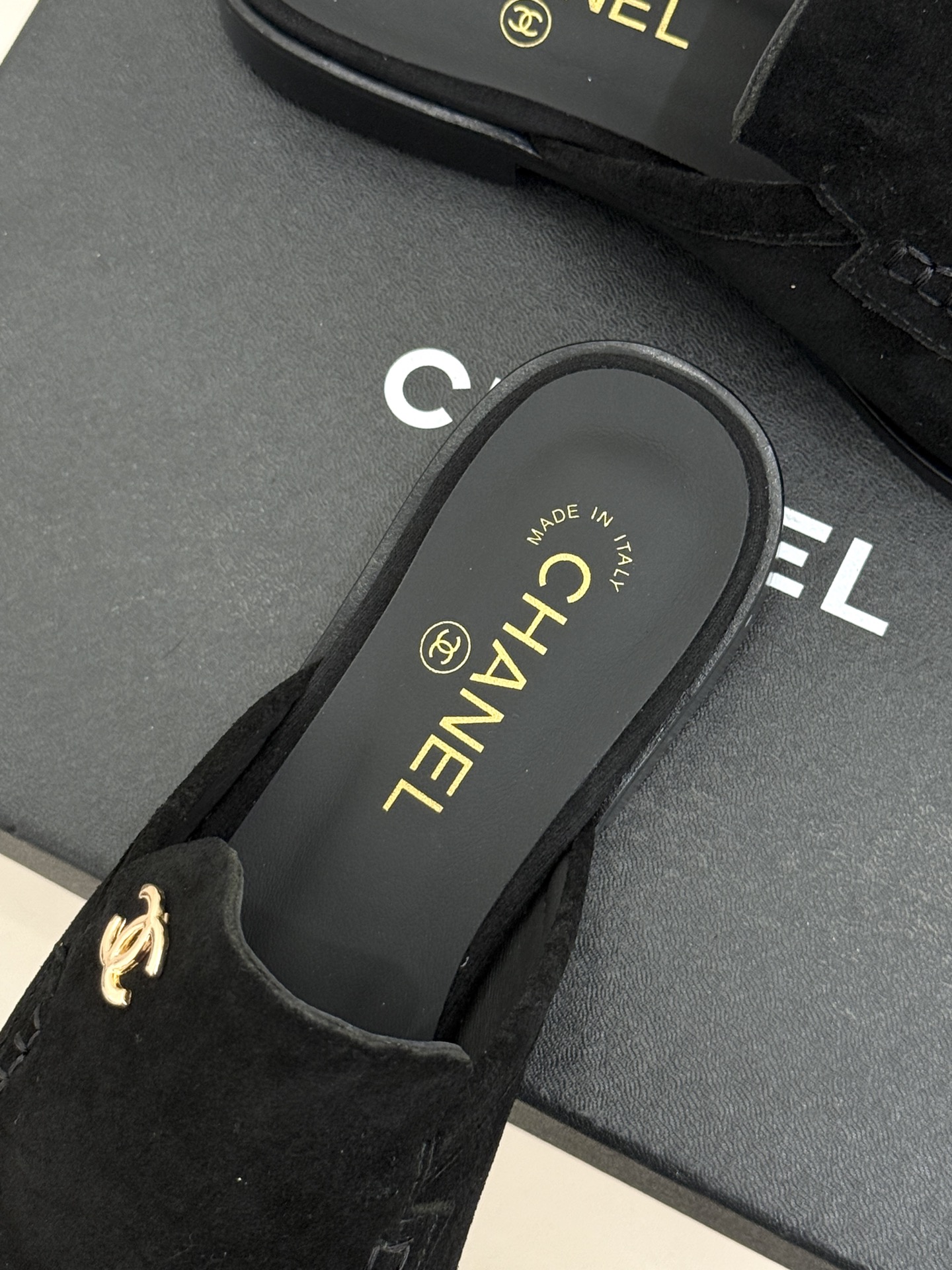 CHANE* ｜小香26C英伦风双C乐福凉鞋乐福鞋爱好者绝不能错过‼️这款气质上更中性帅气几分 双C 水