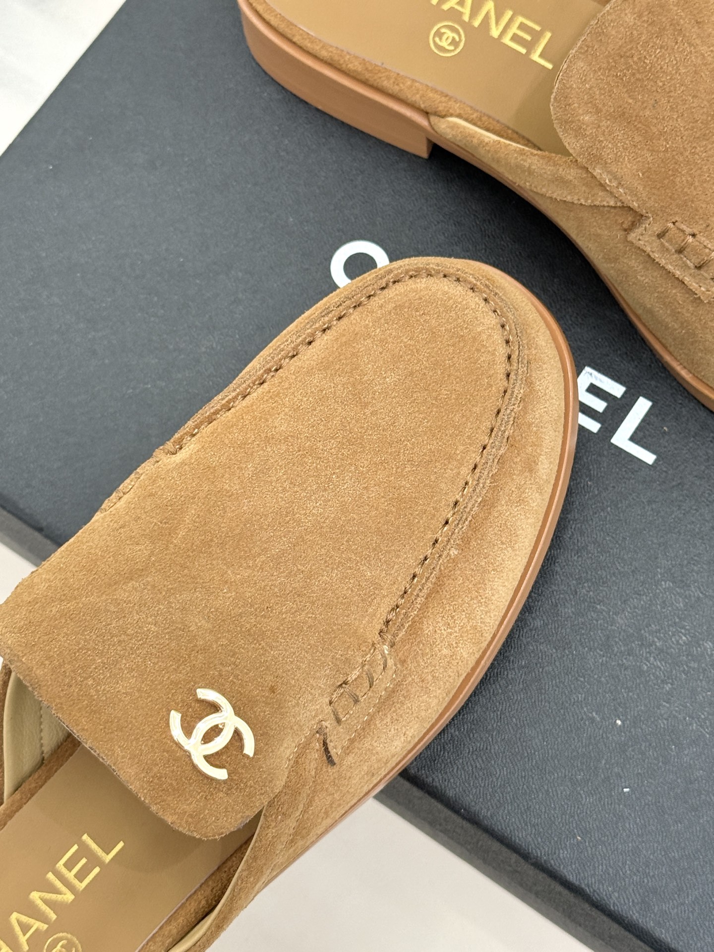 CHANE* ｜小香26C英伦风双C乐福凉鞋乐福鞋爱好者绝不能错过‼️这款气质上更中性帅气几分 双C 水
