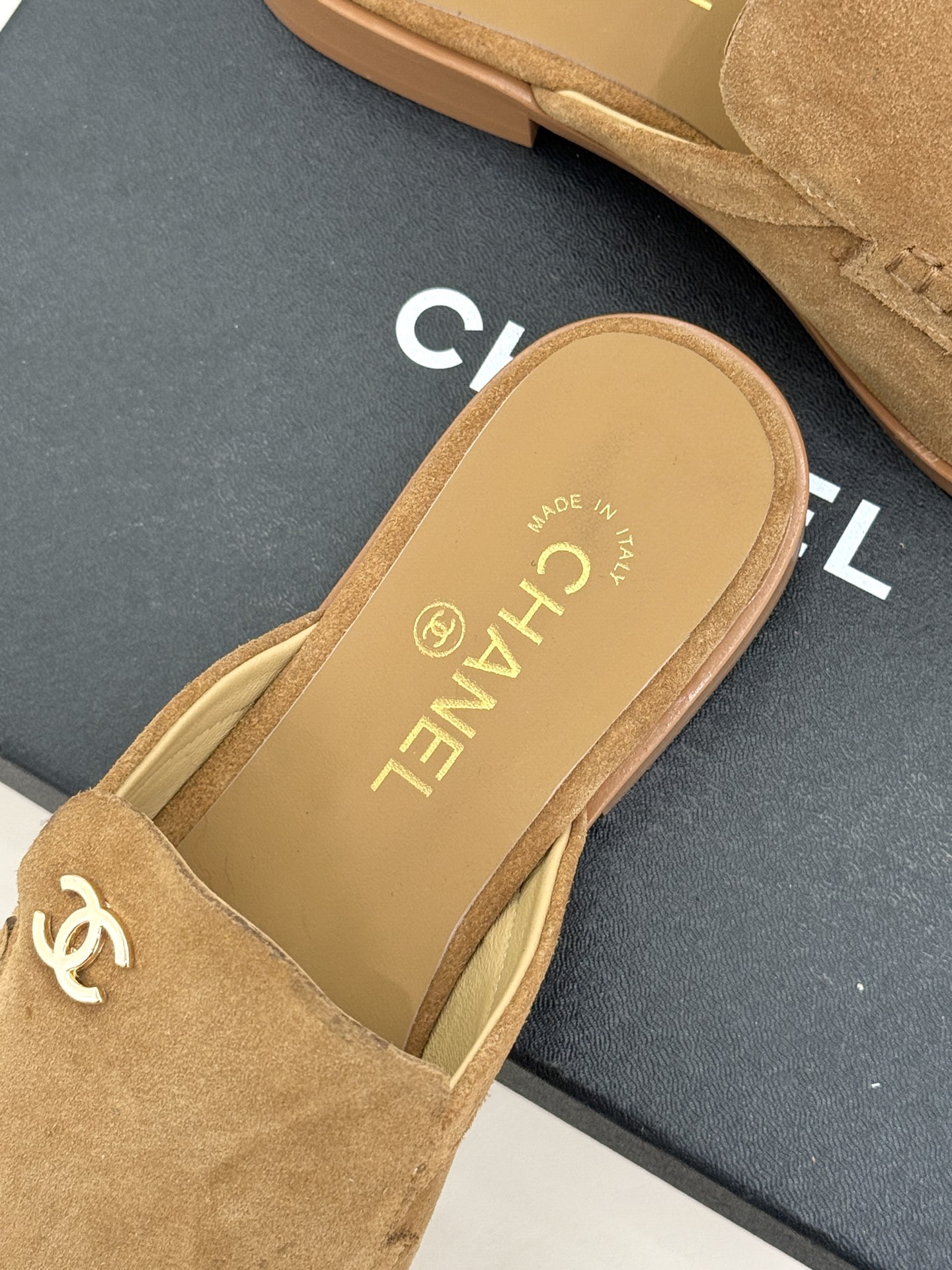 CHANE* ｜小香26C英伦风双C乐福凉鞋乐福鞋爱好者绝不能错过‼️这款气质上更中性帅气几分 双C 水