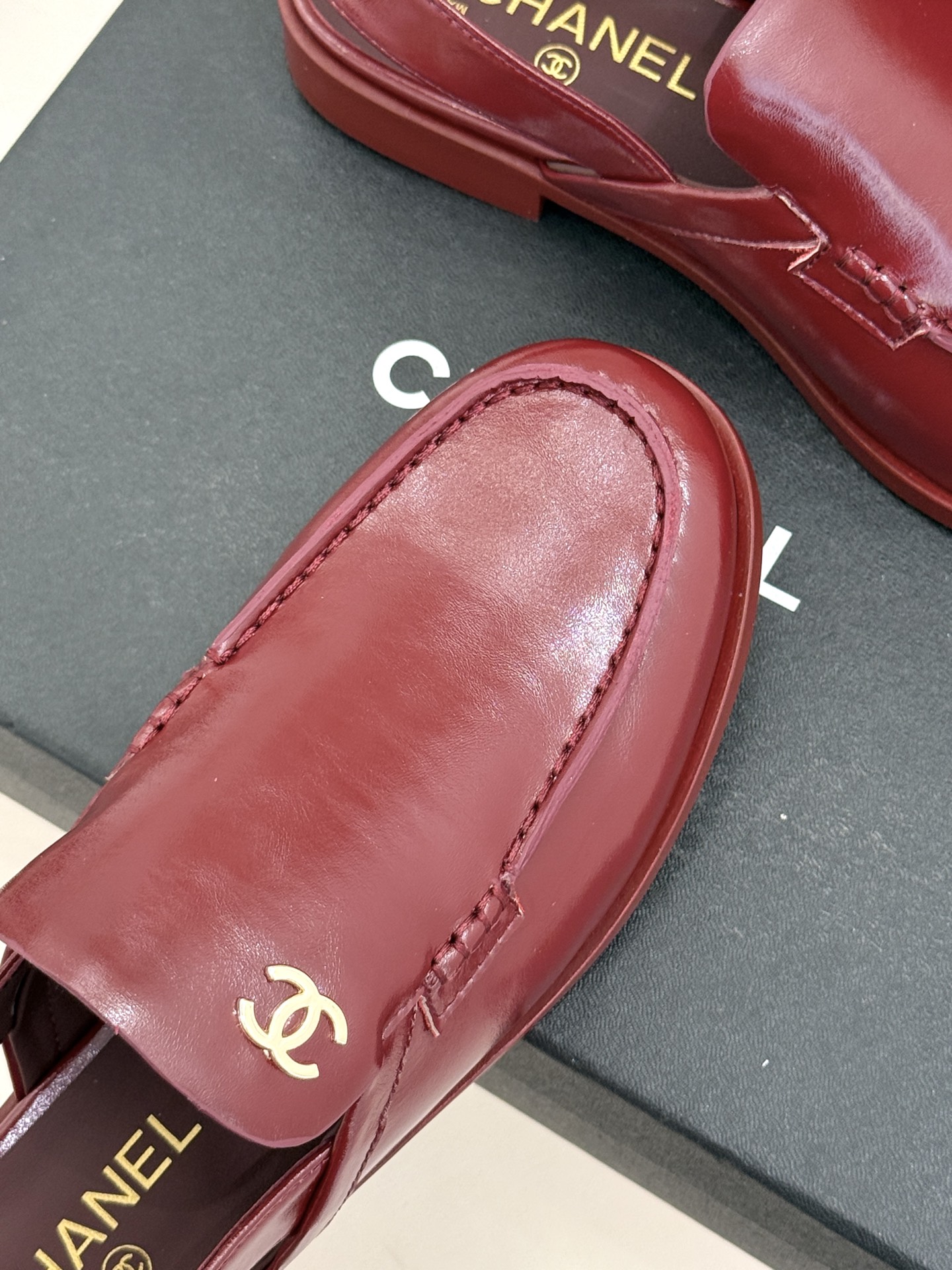 CHANE* ｜小香26C英伦风双C乐福凉鞋乐福鞋爱好者绝不能错过‼️这款气质上更中性帅气几分 双C 水