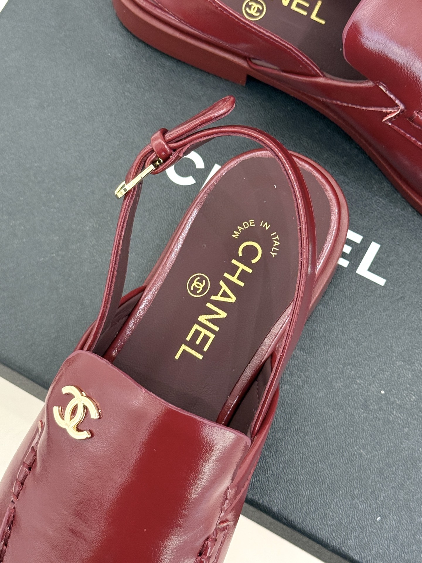 CHANE* ｜小香26C英伦风双C乐福凉鞋乐福鞋爱好者绝不能错过‼️这款气质上更中性帅气几分 双C 水