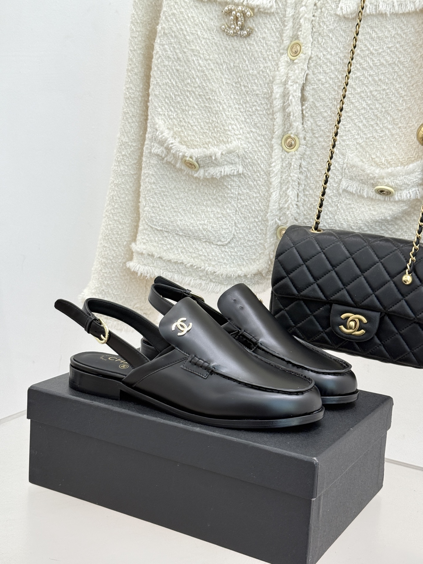 NO:707245,CHANE* | Xiaoxiang 26C British Style Double C Loaf Sandals Loaf shoe lovers must not miss this style, which is more neutral and handsome. The double C rhinestone hardware buckle looks particularly delicate. It is easy to slip on and put on and take off!  The upper is made of imported open-edge beaded cowhide. The inner foot pad is made of silk sheepskin. The cowhide outsole is imported from Italy. Size 35-39 (customized 40/41), half-slip sandals, chanel, loafers, sandals, cowhide, sheepskin.19860909CHANE* ｜小香26C英伦风 双C乐福凉鞋 乐福鞋爱好者绝不能错过 这款气质上更中性帅气几分 双C 水钻五金扣 显得格外精致 一脚蹬 穿脱真的不要太方便！ 鞋面采用进口开边珠牛皮 内里垫脚采用丝绸羊皮 意大利进口牛皮大底 尺码35-39（40/41定制）,半拖凉鞋,chanel,loafers,sandals,cowhide,sheepskin,Women's Shoes