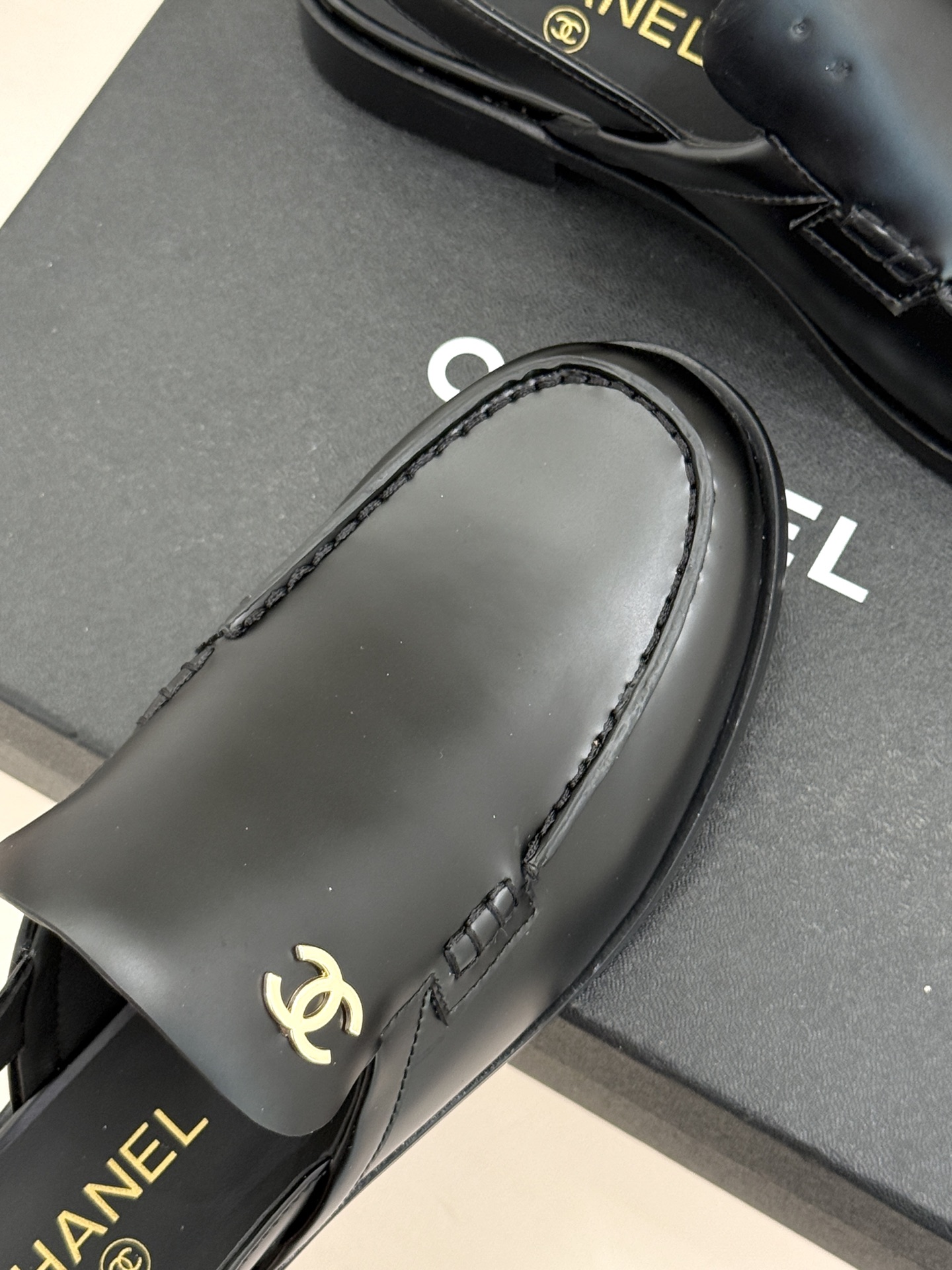 CHANE* ｜小香26C英伦风双C乐福凉鞋乐福鞋爱好者绝不能错过‼️这款气质上更中性帅气几分 双C 水