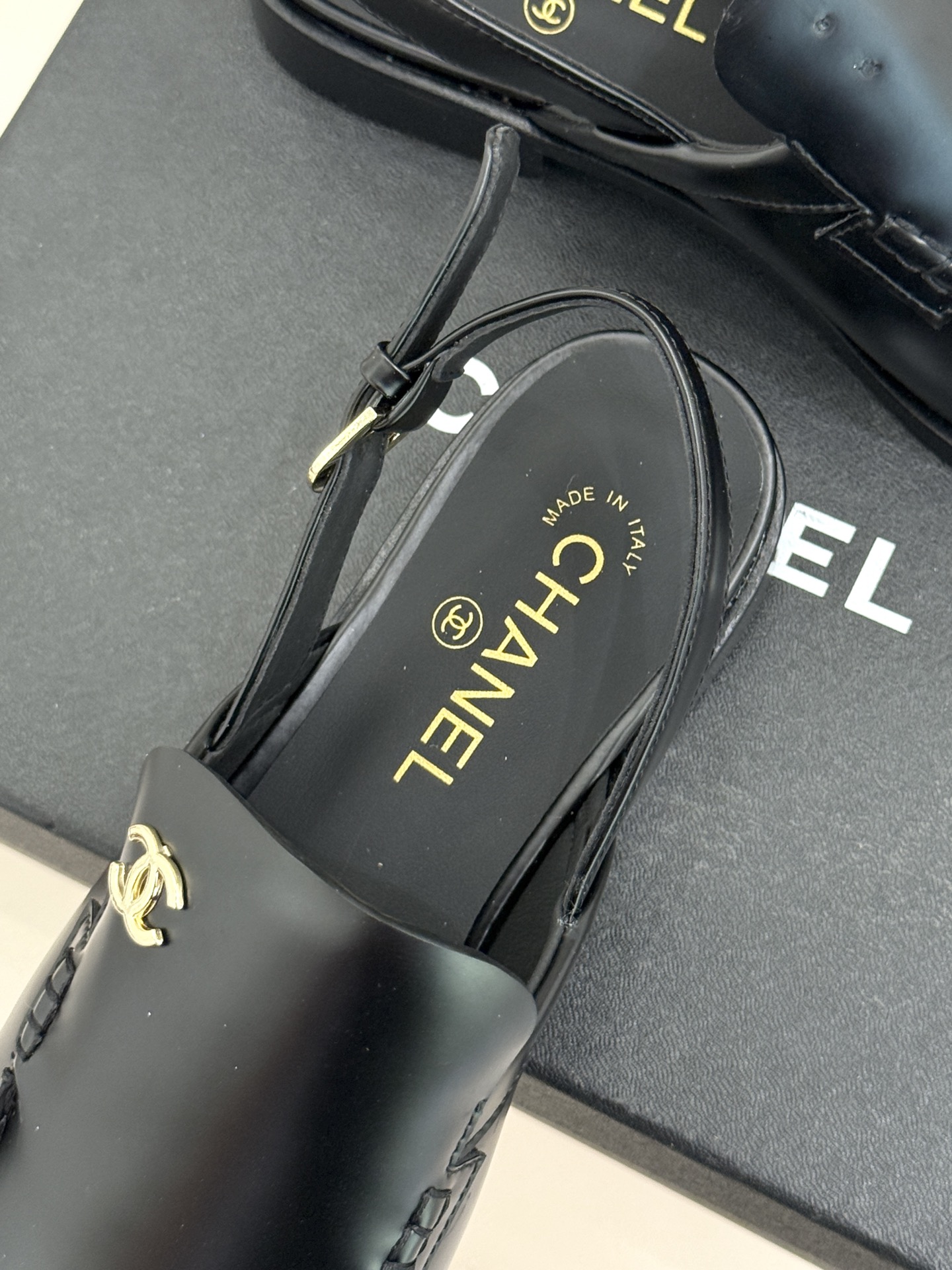 CHANE* ｜小香26C英伦风双C乐福凉鞋乐福鞋爱好者绝不能错过‼️这款气质上更中性帅气几分 双C 水