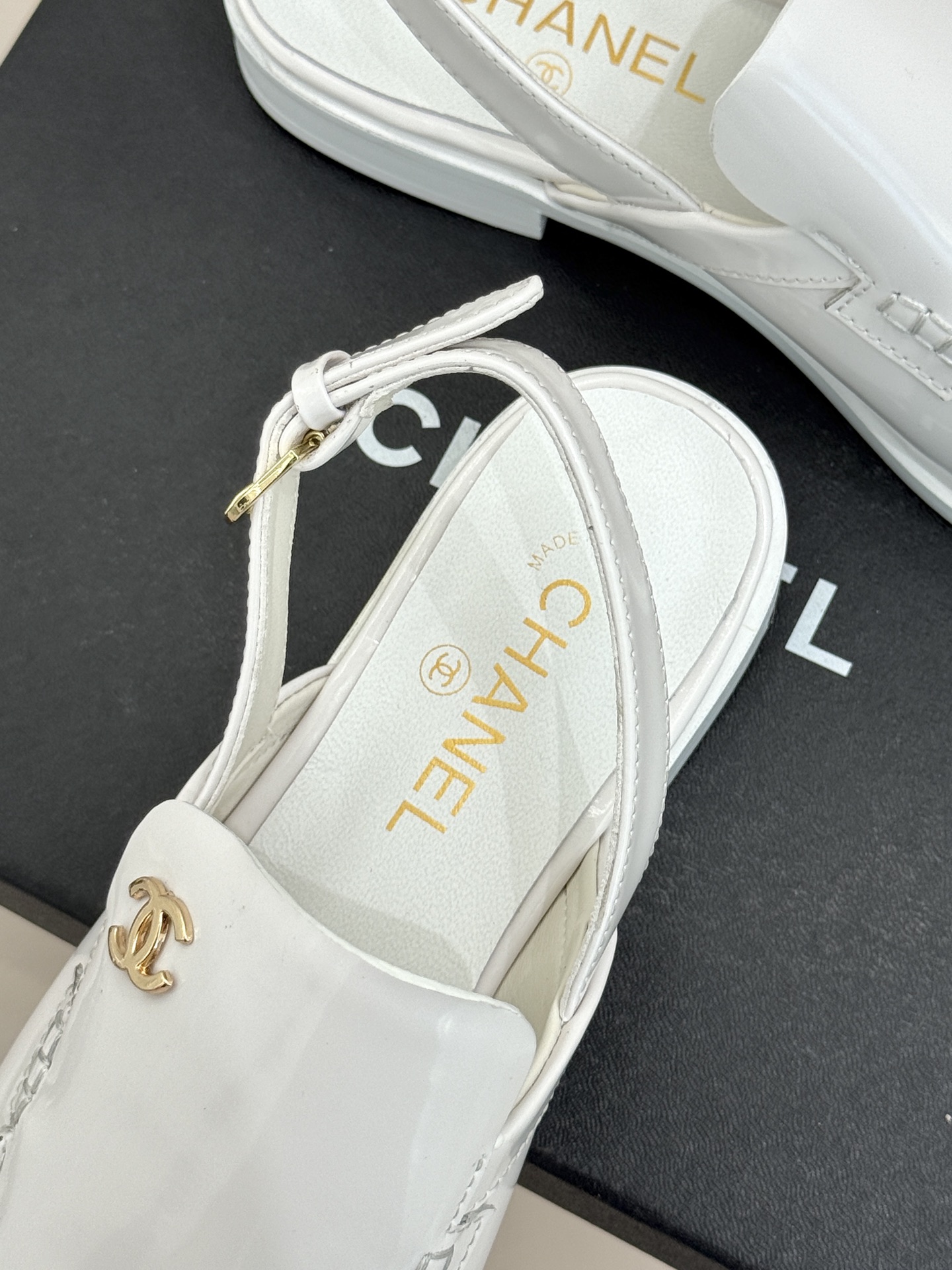 CHANE* ｜小香26C英伦风双C乐福凉鞋乐福鞋爱好者绝不能错过‼️这款气质上更中性帅气几分 双C 水