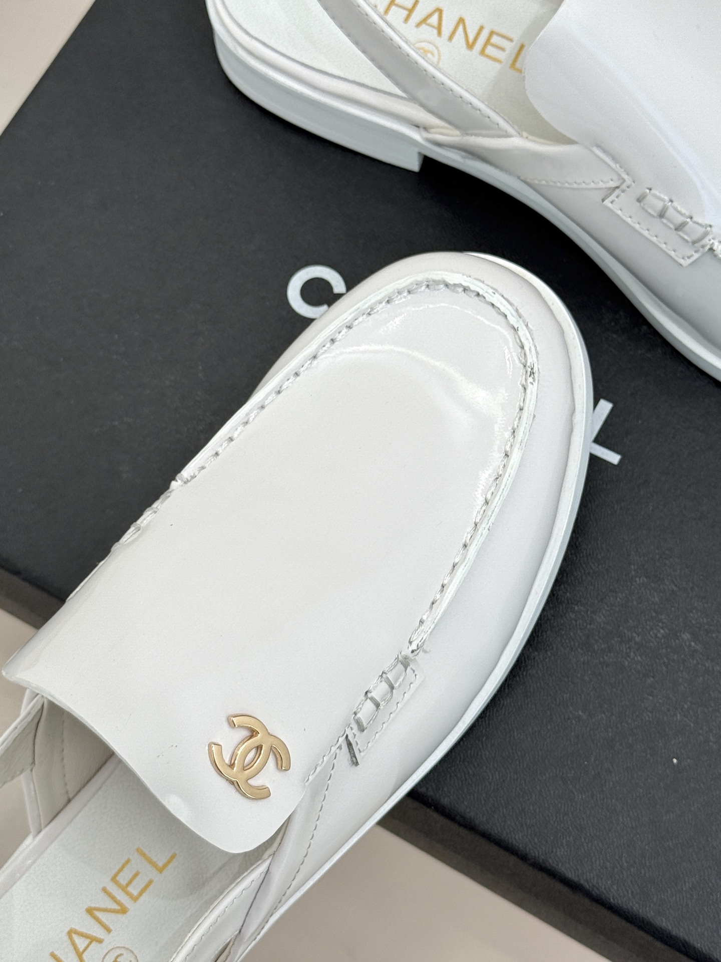 CHANE* ｜小香26C英伦风双C乐福凉鞋乐福鞋爱好者绝不能错过‼️这款气质上更中性帅气几分 双C 水