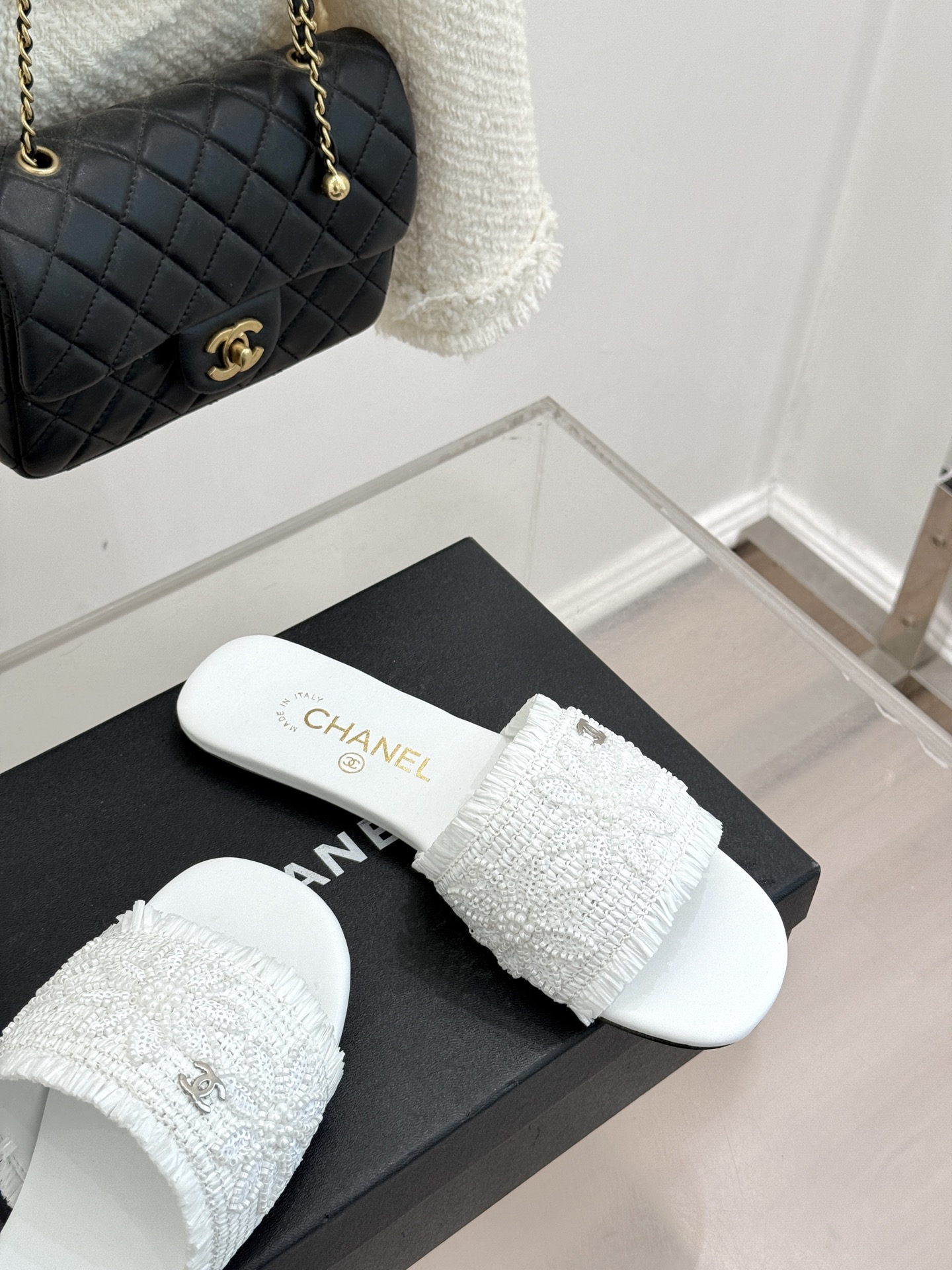 CHANE* ｜小香26C春夏新品编织双C平底拖鞋当双C标志遇上水钻与编织元素——这双拖鞋就是行走的高定