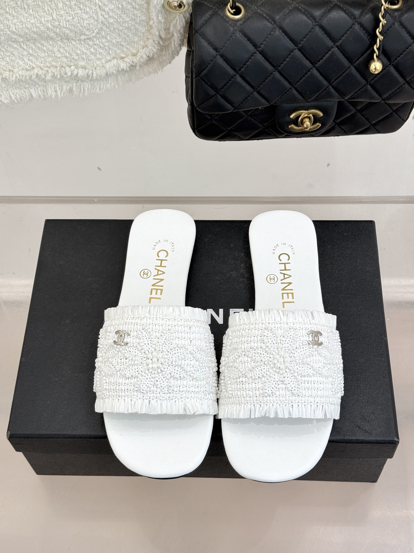 CHANE* ｜小香26C春夏新品编织双C平底拖鞋当双C标志遇上水钻与编织元素——这双拖鞋就是行走的高定