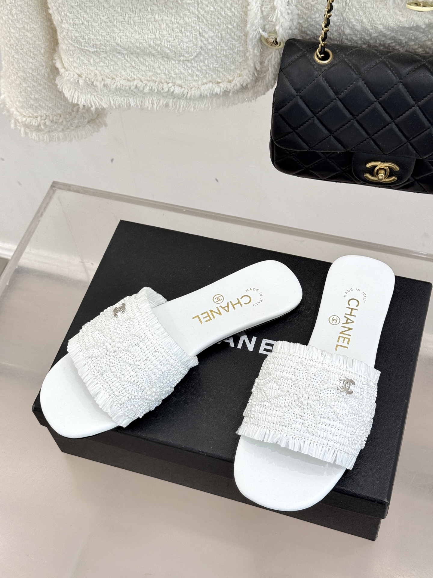 CHANE* ｜小香26C春夏新品编织双C平底拖鞋当双C标志遇上水钻与编织元素——这双拖鞋就是行走的高定