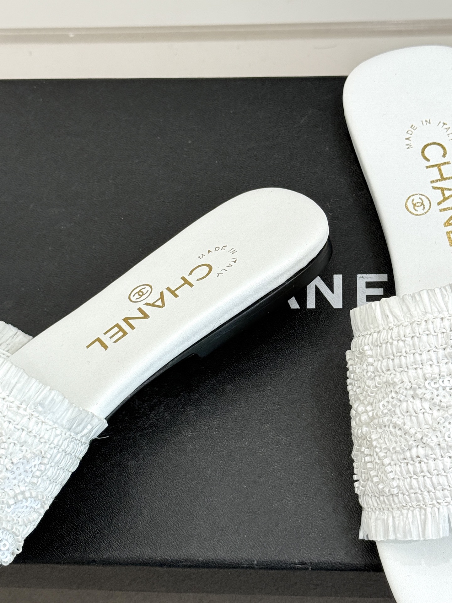 CHANE* ｜小香26C春夏新品编织双C平底拖鞋当双C标志遇上水钻与编织元素——这双拖鞋就是行走的高定