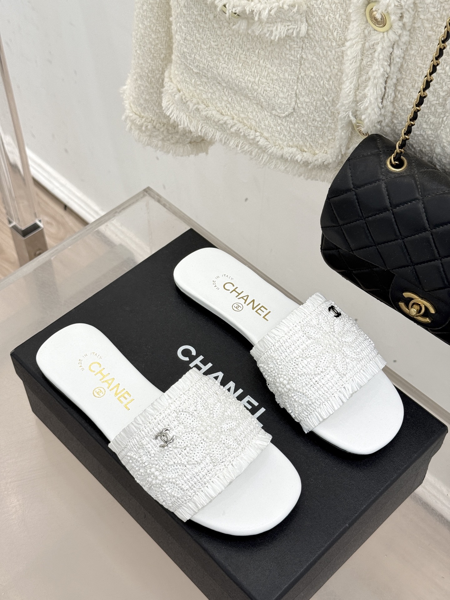 CHANE* ｜小香26C春夏新品编织双C平底拖鞋当双C标志遇上水钻与编织元素——这双拖鞋就是行走的高定