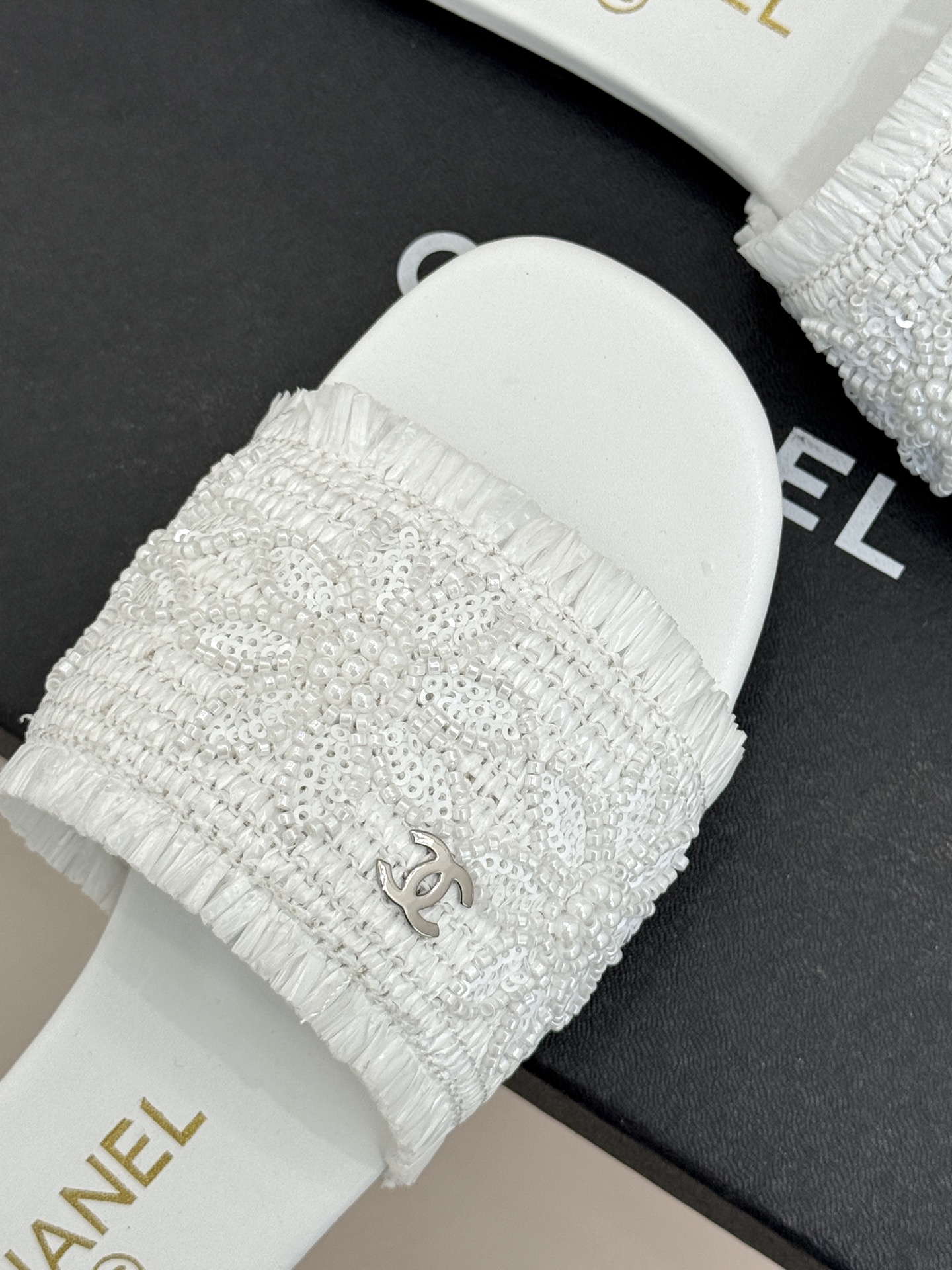 CHANE* ｜小香26C春夏新品编织双C平底拖鞋当双C标志遇上水钻与编织元素——这双拖鞋就是行走的高定