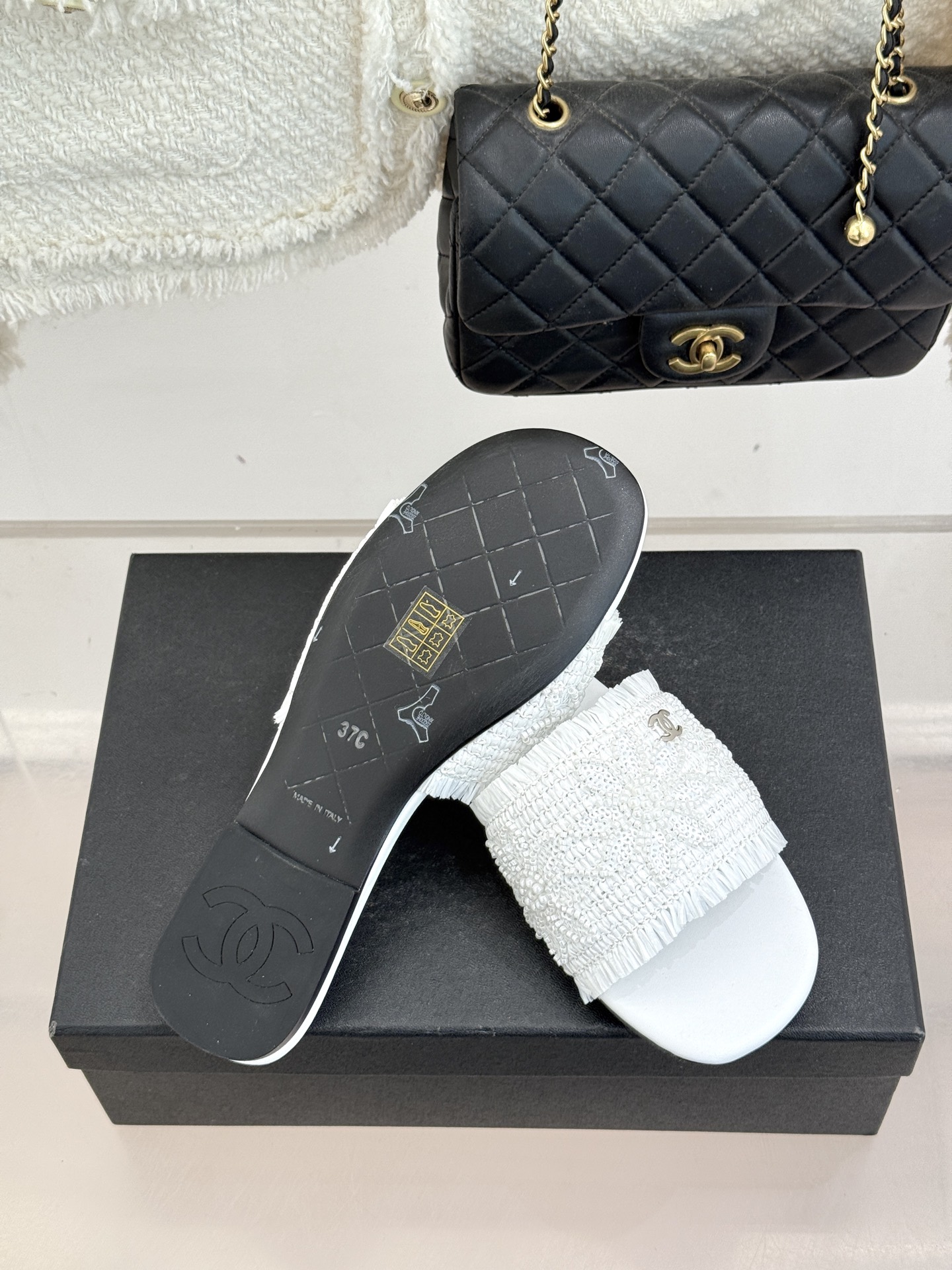 CHANE* ｜小香26C春夏新品编织双C平底拖鞋当双C标志遇上水钻与编织元素——这双拖鞋就是行走的高定