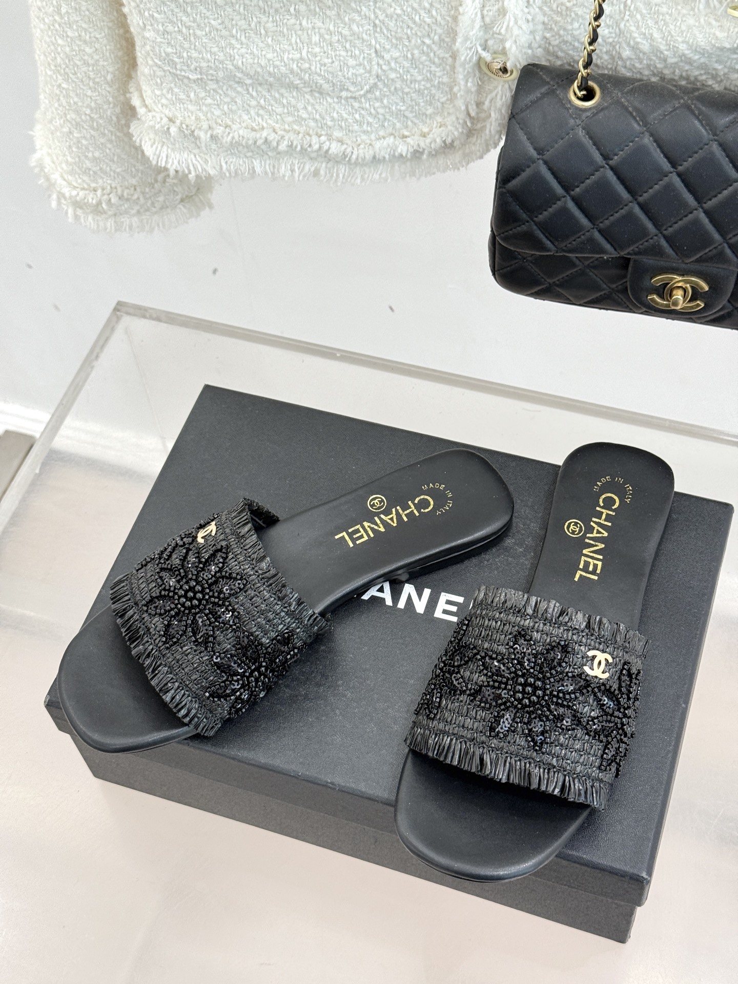 CHANE* ｜小香26C春夏新品编织双C平底拖鞋当双C标志遇上水钻与编织元素——这双拖鞋就是行走的高定