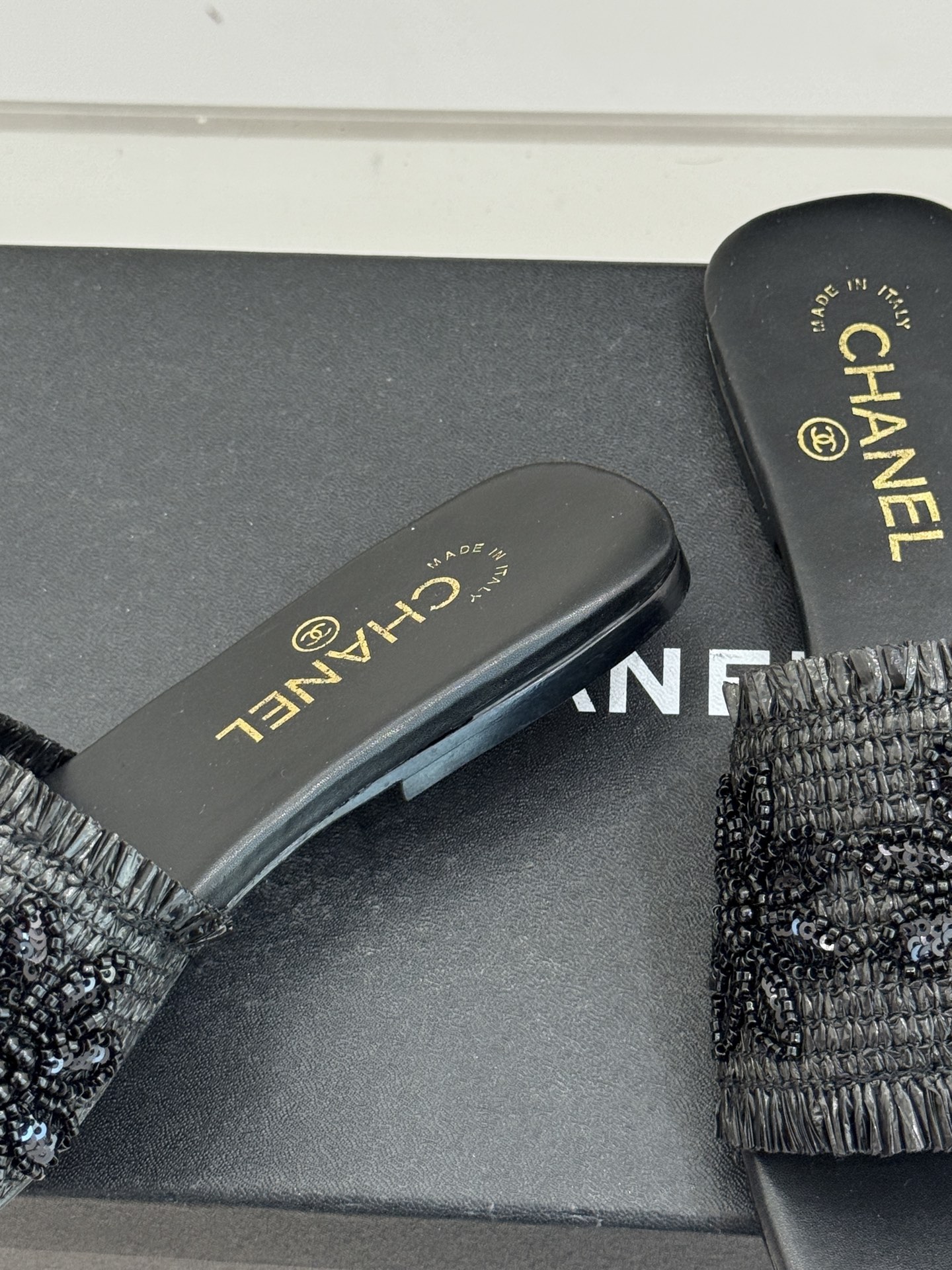 CHANE* ｜小香26C春夏新品编织双C平底拖鞋当双C标志遇上水钻与编织元素——这双拖鞋就是行走的高定