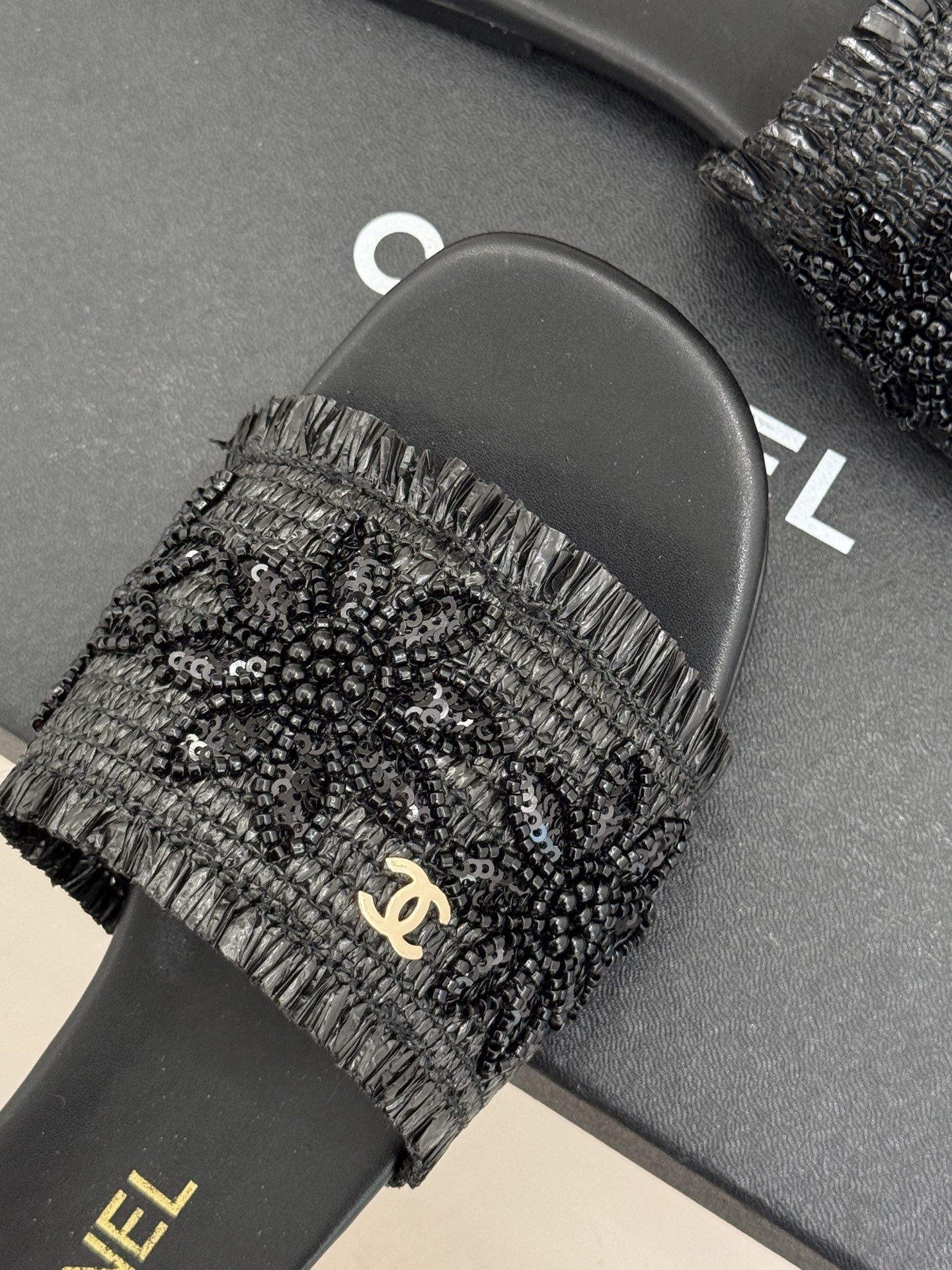 CHANE* ｜小香26C春夏新品编织双C平底拖鞋当双C标志遇上水钻与编织元素——这双拖鞋就是行走的高定