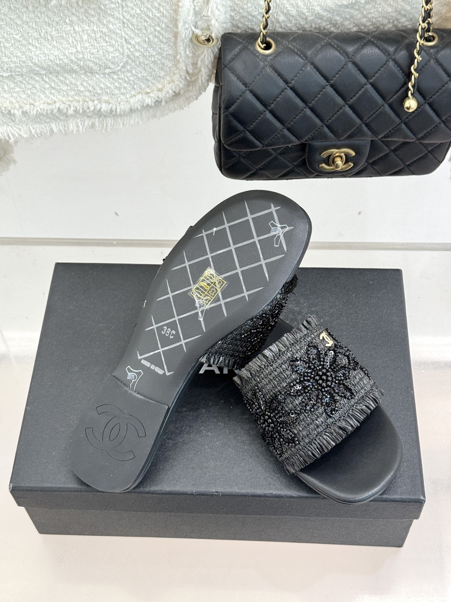 CHANE* ｜小香26C春夏新品编织双C平底拖鞋当双C标志遇上水钻与编织元素——这双拖鞋就是行走的高定