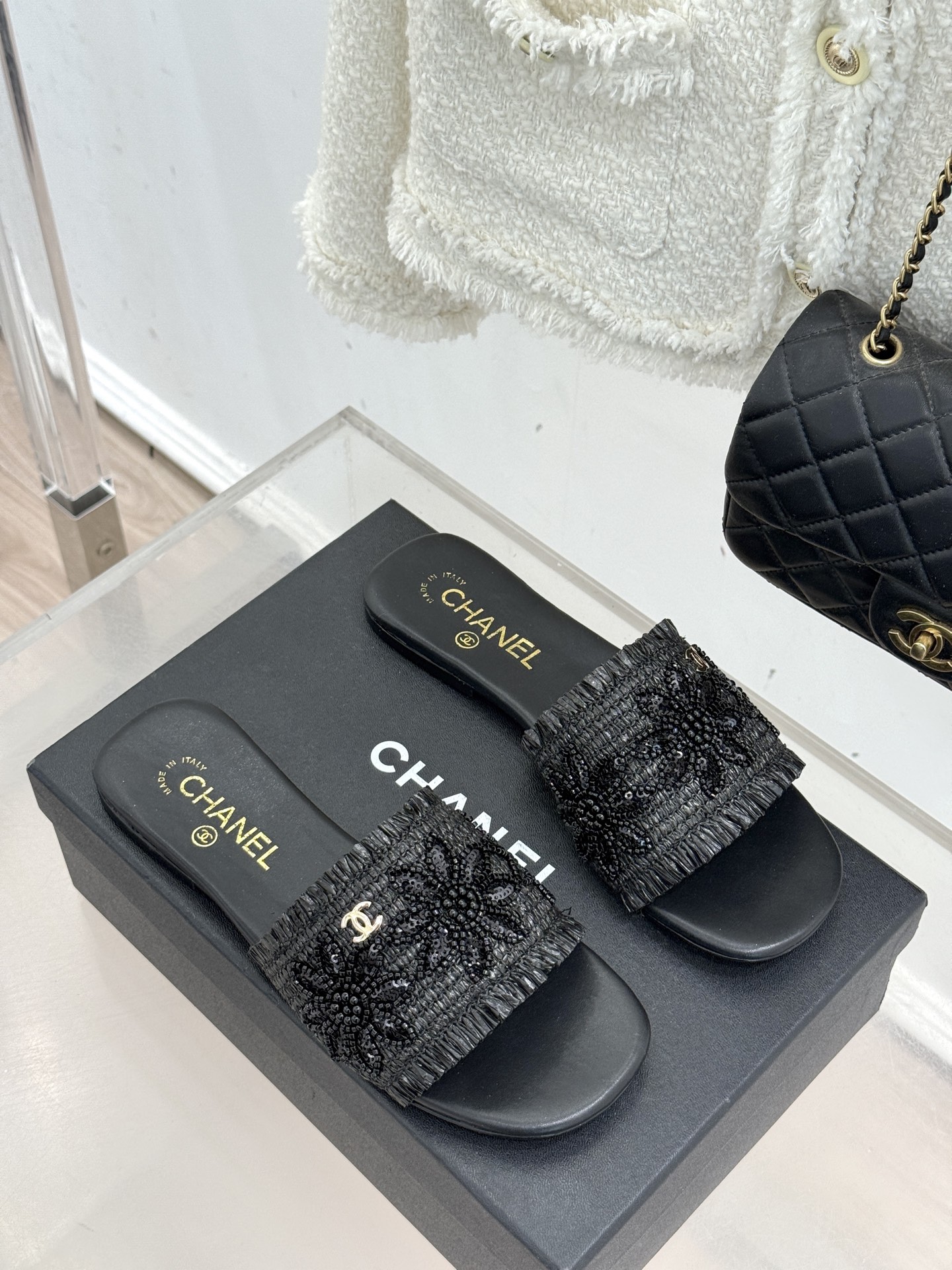 CHANE* ｜小香26C春夏新品编织双C平底拖鞋当双C标志遇上水钻与编织元素——这双拖鞋就是行走的高定