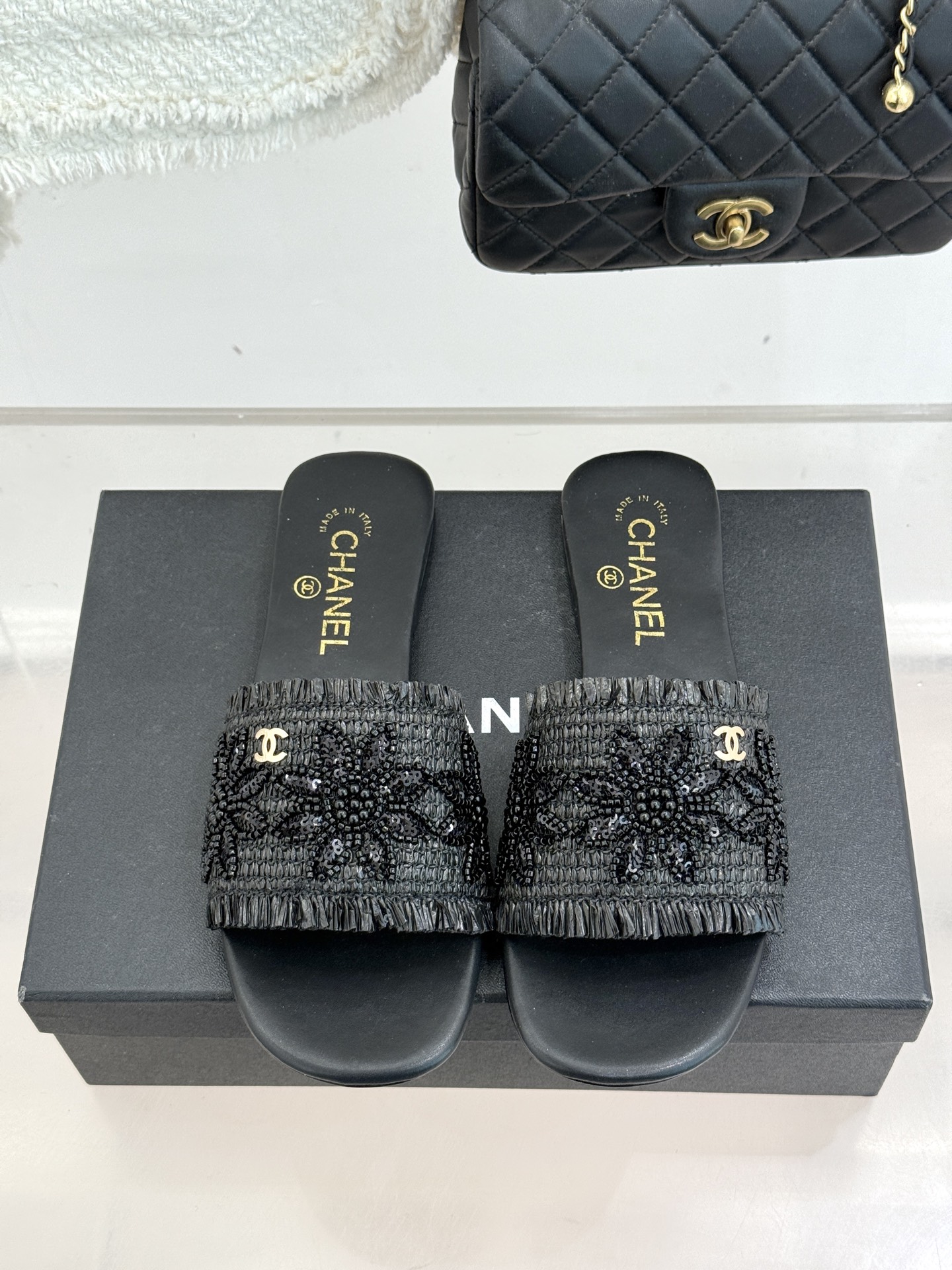 CHANE* ｜小香26C春夏新品编织双C平底拖鞋当双C标志遇上水钻与编织元素——这双拖鞋就是行走的高定