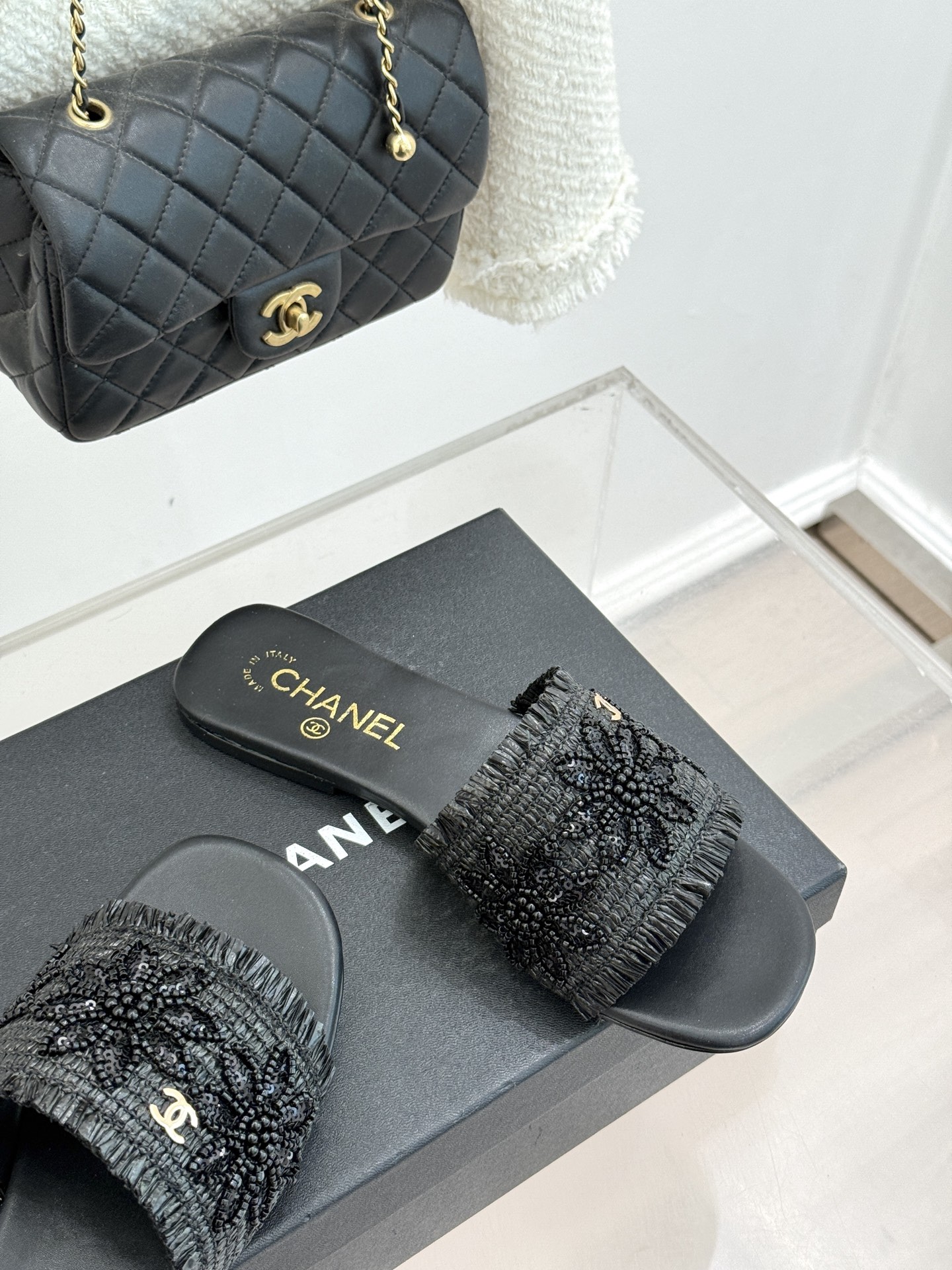 CHANE* ｜小香26C春夏新品编织双C平底拖鞋当双C标志遇上水钻与编织元素——这双拖鞋就是行走的高定