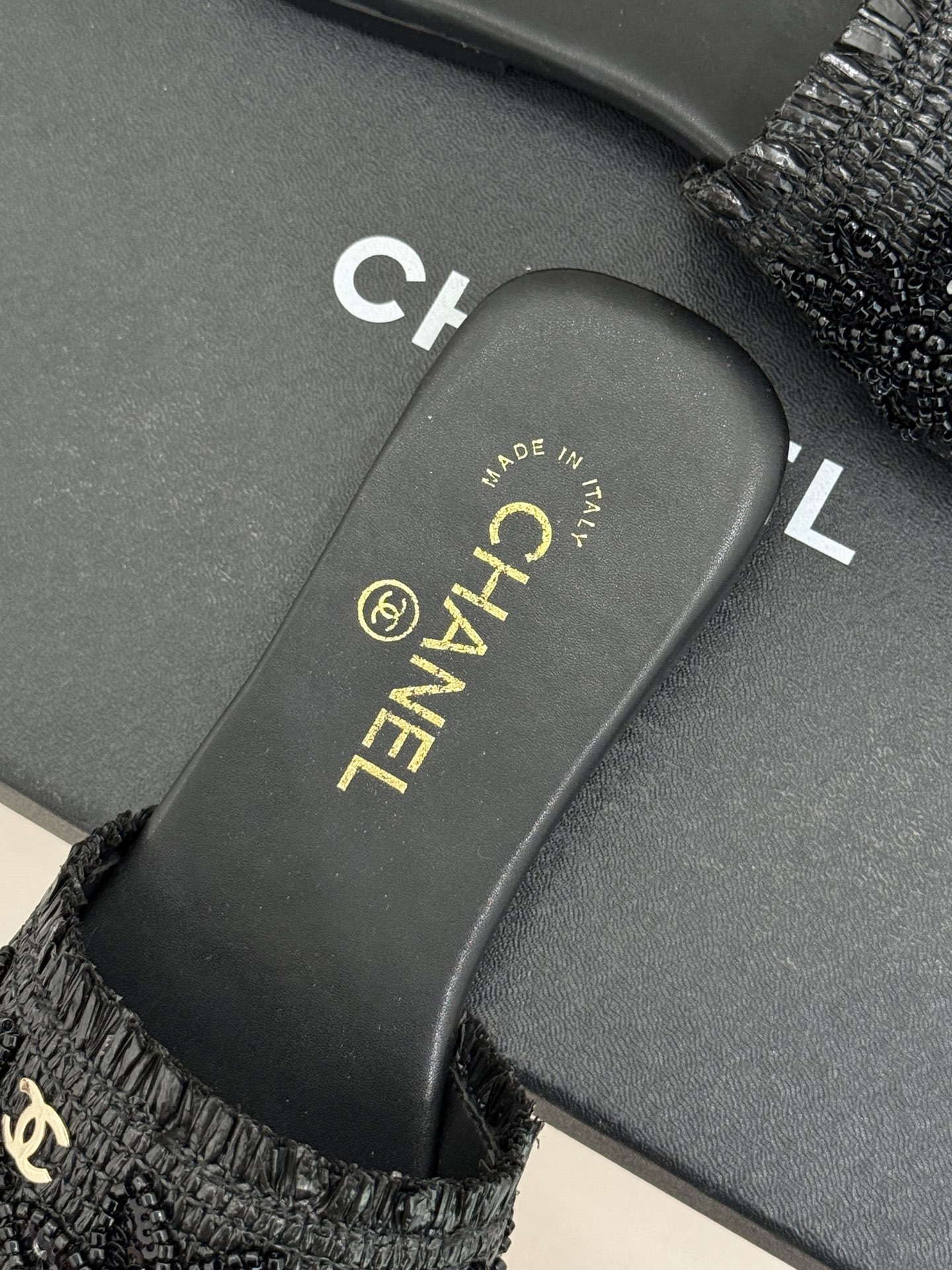 CHANE* ｜小香26C春夏新品编织双C平底拖鞋当双C标志遇上水钻与编织元素——这双拖鞋就是行走的高定