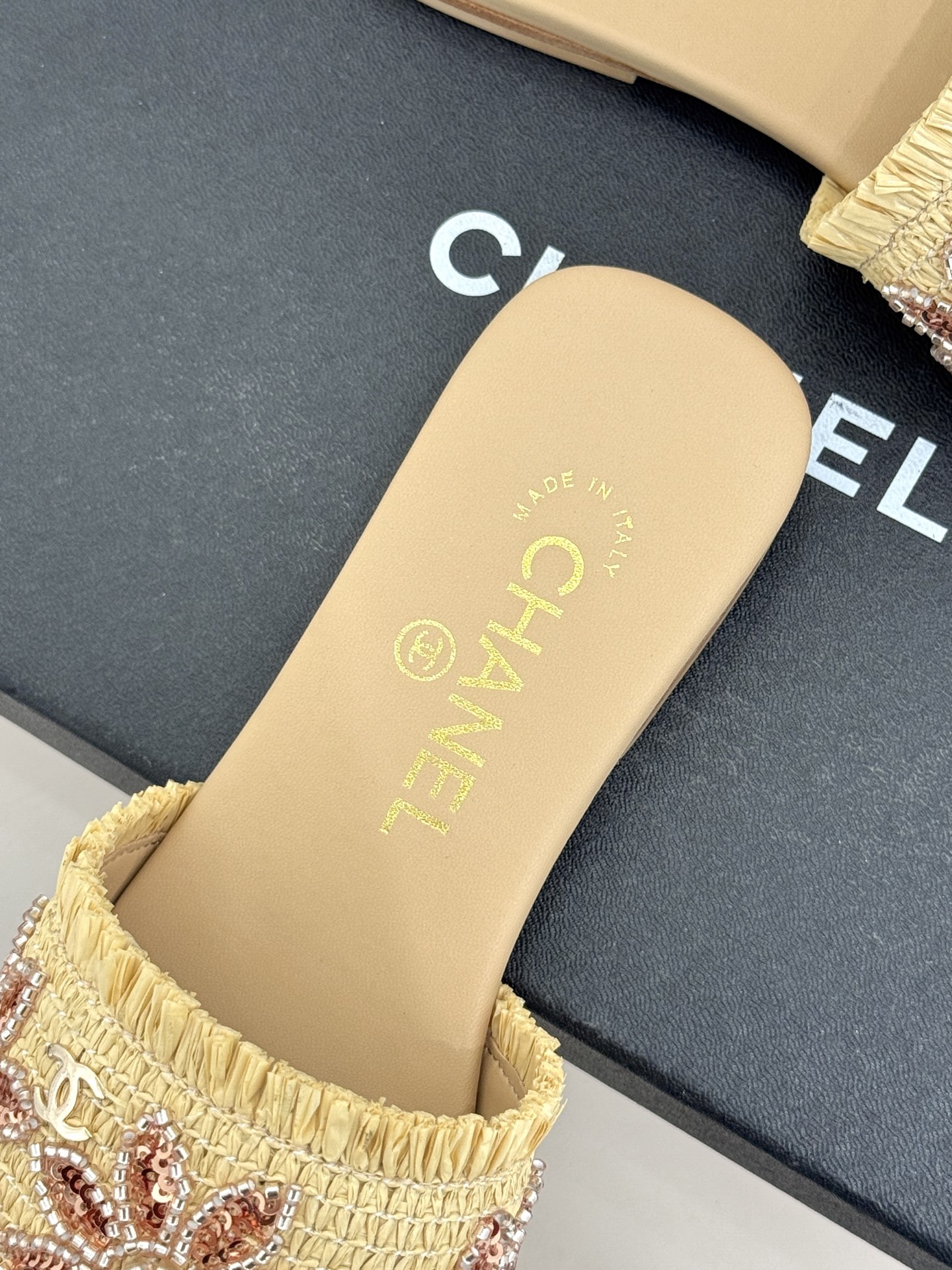 CHANE* ｜小香26C春夏新品编织双C平底拖鞋当双C标志遇上水钻与编织元素——这双拖鞋就是行走的高定